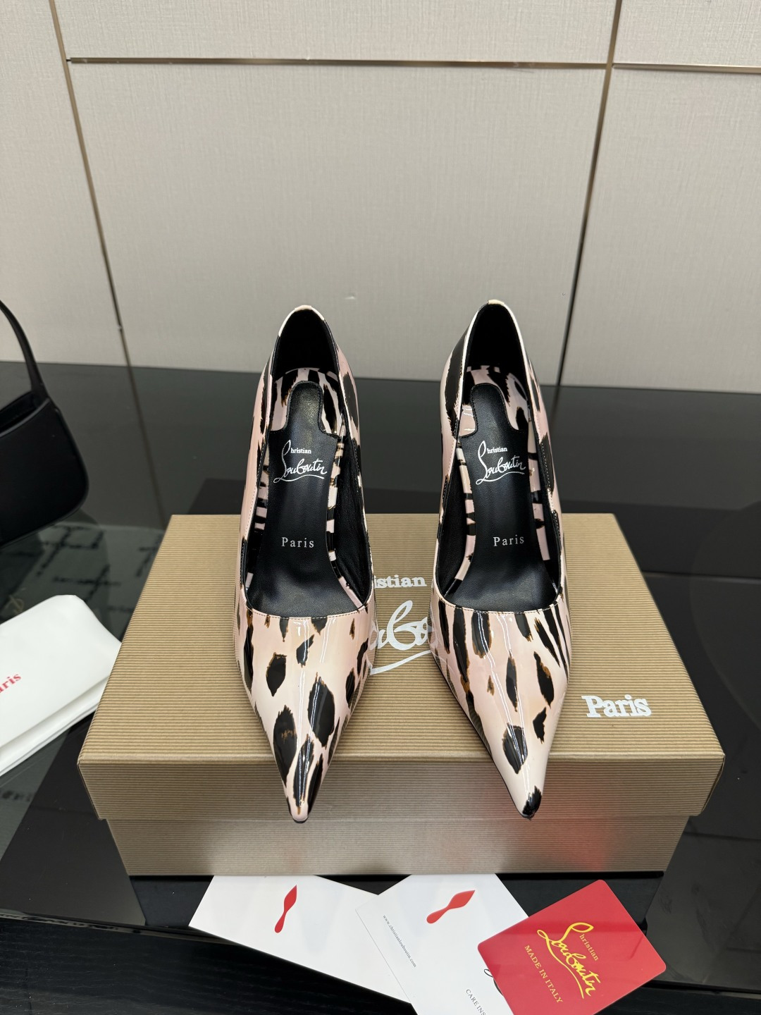 NO:815850,Christian Loubottin's new high-heeled shoes have their own high-end sense of high-heeled shoes. 26 The latest red-soled shoes are ordinary wherever you put them, but once you put them on, they are amazing!  CL's red-soled shoes have fascinated many people. They are silently sexy and the sparkling rhinestones make them look like fairies. Who can resist a pair of romantic and atmospheric high heels!  Upper with snakeskin pattern, patent leather, padded sheepskin, outsole, genuine leather outsole, heel height 10cm, size 35~39 (40.41.42 custom made, non-returnable, non-exchangeable), high heels, christian louboutin, bottega veneta, high heels, sheepskin, snakeskin, Leather soles19860909Christian Loubottin 新款高跟鞋 自带高级感高跟鞋 26最新款红底鞋 放在哪里平平无奇,一上脚绝了！CL的红底鞋让很多人痴迷,无言的性感,亮闪闪的水钻妥妥的仙女本仙,谁能拒绝一双浪漫又有氛围感的高跟鞋！ 鞋面蛇皮纹,漆皮 垫脚羊皮 大底真皮大底 跟高10cm 码数35~39（40.41.42定做不退不换）,高跟鞋单鞋,christian louboutin,bottega veneta,high heels,sheepskin,snakeskin,Leather soles,Women's Shoes