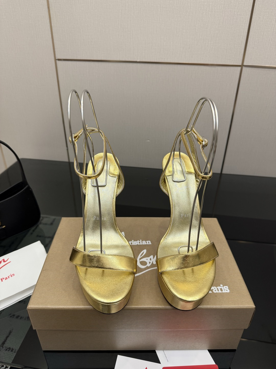 NO:815844,Christian Loubottin's new high-heeled shoes have their own high-end sense of high-heeled shoes. 26 The latest red-soled shoes are ordinary wherever you put them, but once you put them on, they are amazing!  CL's red-soled shoes have fascinated many people. They are silently sexy and the sparkling rhinestones make them look like fairies. Who can resist a pair of romantic and atmospheric high heels!  Imported patent leather upper, sheepskin foot pad, genuine leather outsole, heel height 14cm, water platform 4.5cm, size 35~39 (40.41.42 custom-made, non-refundable and non-exchangeable), high heels and sandals, christian louboutin, bottega veneta, sandals, high heels, sheepskin, Leather soles19860909Christian Loubottin 新款高跟鞋 自带高级感高跟鞋 26最新款红底鞋 放在哪里平平无奇,一上脚绝了！CL的红底鞋让很多人痴迷,无言的性感,亮闪闪的水钻妥妥的仙女本仙,谁能拒绝一双浪漫又有氛围感的高跟鞋！ 鞋面进口漆皮 垫脚羊皮 大底真皮大底 跟高14cm,水台4.5cm 码数35~39（40.41.42定做不退不换）,高跟鞋凉鞋,christian louboutin,bottega veneta,sandals,high heels,sheepskin,Leather soles,Women's Shoes