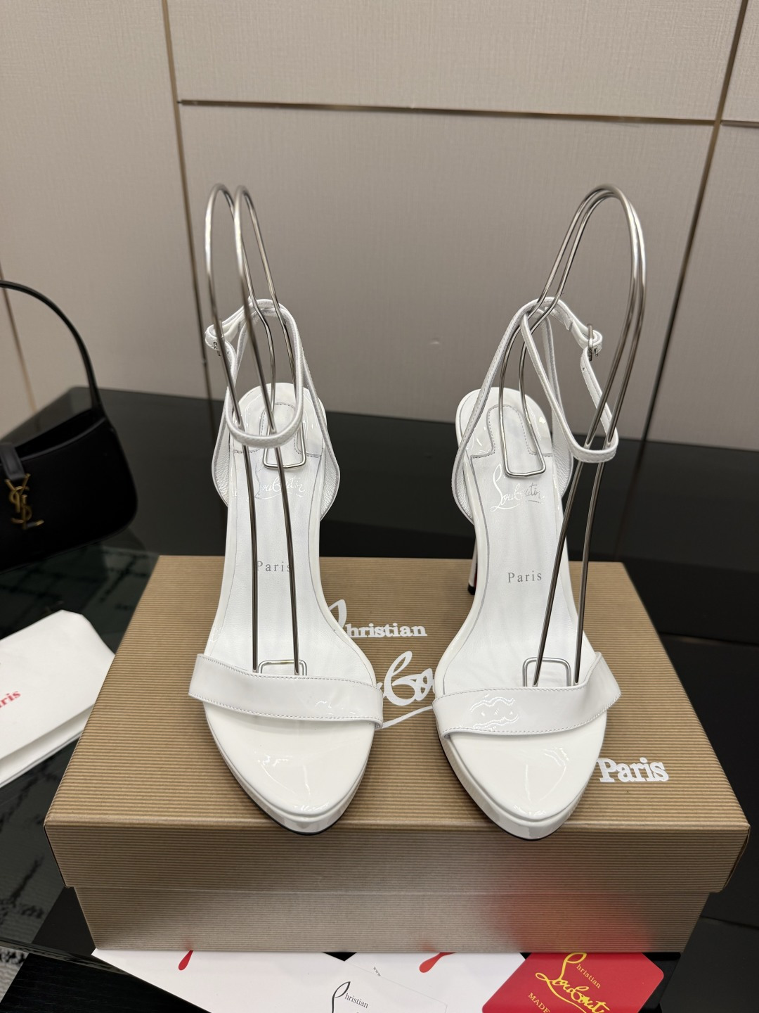 NO:815846,Christian Loubottin's new high-heeled shoes have their own high-end sense of high-heeled shoes. 26 The latest red-soled shoes are ordinary wherever you put them, but once you put them on, they are amazing!  CL's red-soled shoes have fascinated many people. They are silently sexy and the sparkling rhinestones make them look like fairies. Who can resist a pair of romantic and atmospheric high heels!  Imported patent leather upper, sheepskin foot pads, genuine leather outsole, heel height 12cm, water platform 2cm, size 35~39 (40.41.42 custom-made, non-returnable and non-exchangeable), high heels and sandals, christian louboutin, bottega veneta, sandals, high heels, sheepskin, Leather soles19860909Christian Loubottin 新款高跟鞋 自带高级感高跟鞋 26最新款红底鞋 放在哪里平平无奇,一上脚绝了！CL的红底鞋让很多人痴迷,无言的性感,亮闪闪的水钻妥妥的仙女本仙,谁能拒绝一双浪漫又有氛围感的高跟鞋！ 鞋面进口漆皮 垫脚羊皮 大底真皮大底 跟高12cm,水台2cm 码数35~39（40.41.42定做不退不换）,高跟鞋凉鞋,christian louboutin,bottega veneta,sandals,high heels,sheepskin,Leather soles,Women's Shoes