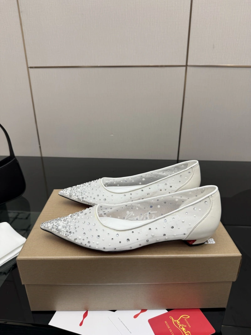 Женские туфли Christian Louboutin белые со стразами