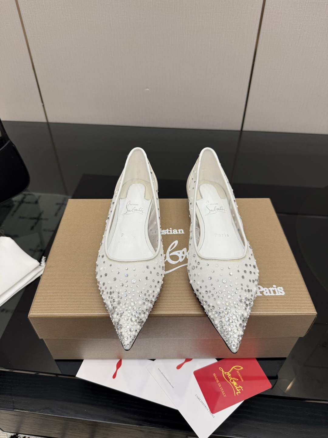 NO:815840,Top version of Christian Louboutin | 2026s original CL new show high heels~ Fashion catwalk red-soled sandals, new red-soled metal and fiery rose high-heeled shoes. There is nothing to say, just a whole beauty crazy #fatal temptation. Upper: beautiful new style, with roses on the toes, sewn from petals to flowers, to the inlay of crystals, all hand-sewn. The upper foot is exquisite and attractive. The material is imported net diamond pearls. The lining is sheepskin. The outsole is original imported top genuine leather outsole.  Size35–42 (35.40.41.42) Customized, non-refundable, heel height 2.5cm, single shoes, sandals, high heels, sheepskin, Leather soles19860909顶级版Christian Louboutin | 2026s原版CL全新秀款高跟鞋～ 时装走秀红底凉鞋 新款红底金属跟火红玫瑰高跟鞋 没什么好说的就是一整个美疯#致命的诱惑 鞋面:绝美的新款,盛放足尖上的玫瑰,从花瓣缝制为花朵,在到水晶的镶嵌均全部纯手工缝制 上脚精致逼人 材质进口网钻珍珠 内里羊皮里 大底原版进口顶级真皮大底 Size35–42（35.40.41.42）订做不退换 跟高2.5cm,单鞋,sandals,high heels,sheepskin,Leather soles,Women's Shoes