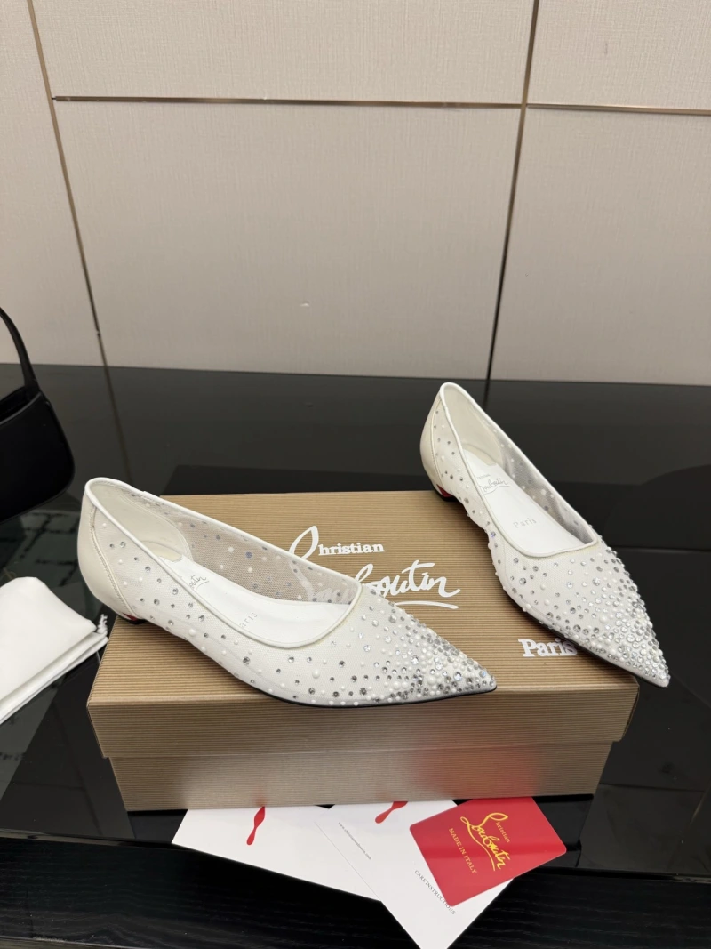 Женские туфли Christian Louboutin белые со стразами