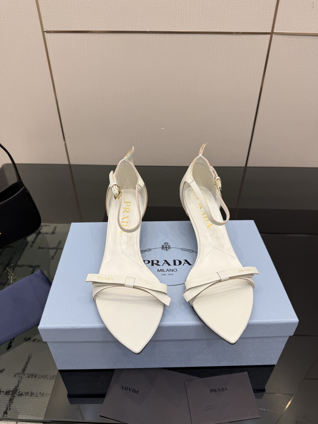 NO:815974,Top page Prada/Prada 26WF new spring and summer pointed toe sandals and high heels. When the bright orange show sunlight penetrates the steel window, this pair of catwalk high heels come out of the light. They deconstruct the established definition of elegance with a 'constructed body'. The pointed toe design is more than just an ingenious idea to lengthen the legs. The back strap and bow details find a balance between hardness and softness. It breaks away from the inertial perception of 'comfort is luxury', but uses the skin-friendly texture of the sheepskin lining to achieve dual freedom of mind and body.  From commuter suits to dinner dresses, it seamlessly adapts to diverse scenes, allowing women to switch between being capable and feminine. Every time you step foot is the whisper of the metal logo and the ground, which is the resonance of avant-garde design and daily functions. It is also the undefined confidence and edge of contemporary women. The fabric is made of original customized cowhide, and the lining is sheepskin. The Italian imported genuine leather outsole size 35-39 (customized 40/41), high-heeled sandals, prada, prada, sandals, high  heels,skirts,business suit,cowhide,sheepskin,Leather soles19860909顶版 Prada/普拉达26WF春夏新品尖头凉鞋高跟鞋 当亮橙色秀场的阳光穿透钢窗 这双走秀高跟鞋踏光而来 以“构筑之躯” 解构优雅的既定定义 尖头设计不止是拉长腿型的巧思 后饰带与蝴蝶结细节在刚柔之间找到平衡. 它挣脱了“舒适即奢侈”的惯性认知 却以羊皮内里的亲肤质感 实现心灵与身体的双重自由. 从通勤西装到晚宴礼裙 它无缝适配多元场景 让女性在干练与柔美中自主切换. 每一次落脚都是金属徽标与地面的轻语 是先锋设计与日常功能的共鸣 更是当代女性不被定义的底气与锋芒. 面料采用原版定制牛皮 内里踮脚均为羊皮 意大利进口真皮大底 size35-39（40/41定制）,高跟鞋凉鞋,prada,prada,sandals,high heels,skirts,business suit,cowhide,sheepskin,Leather soles,Women's Shoes
