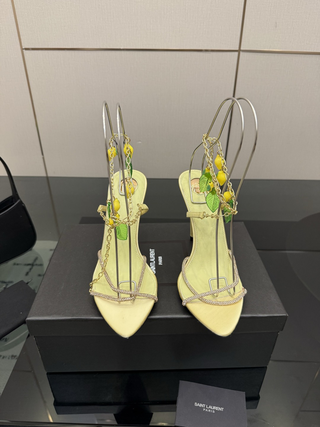 NO:815977,Saint Laurent high heels and amber pendants. The high heels are made of satin material. The uppers are full of luster. The stiletto heels are designed to show long legs. The toes are embellished with metal chains and pearls, which add a sense of sophistication and are suitable for dresses or formal occasions. The amber pendants above are composed of multiple amber beads and are paired with metal chains. They are retro and luxurious. They may be part of decorations or art ornaments, and directly enhance the overall atmosphere.  SIZE: 35-39 (ordered on 40.41.42), high heels sandals, saint laurent, saint laurent, sandals, high heels19860909圣罗兰Saint Laurent高跟鞋与琥珀挂饰 高跟鞋采用缎面材质,鞋面光泽感满满,细高跟设计超显腿长.鞋头点缀金属链条和珍珠,精致感拉满,适合礼服或正式场合穿搭.上方琥珀挂饰由多颗琥珀色珠子组成,搭配金属链条,复古又奢华,可能是装饰品或艺术摆件的一部分,整体氛围感直接拉满. SIZE:35-39（40.41.42订）,高跟鞋凉鞋,saint laurent,saint laurent,sandals,high heels,Women's Shoes