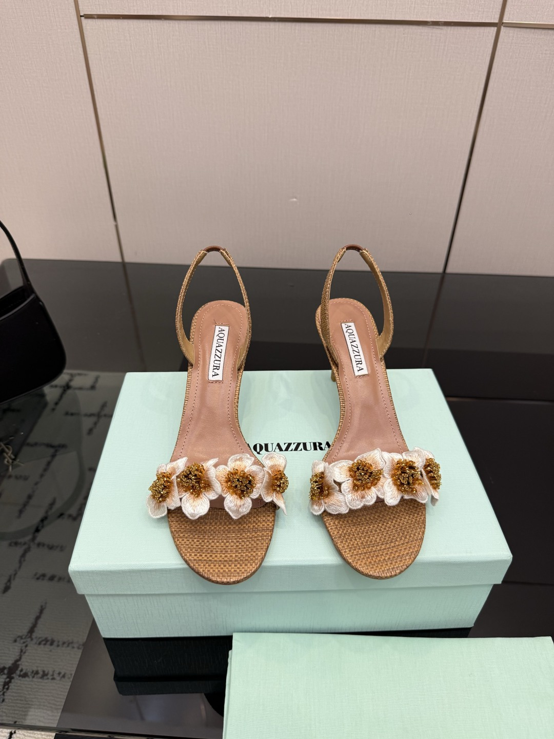 NO:815980,AQUAZZURA Big Pineapple is both simple and fashionable. It’s so beautiful. It’s beautiful to a new level!  Cross design, full of fashion sense. Simple version design. Big bloggers from all over the world are using it. ZP develops and customizes the correct fabric. With super flashy new upgraded sequin decoration. Height 7.5cm. Imported embroidered material. Imported genuine leather outsole. Butterfly original one to one customization. Size 36-39 (35.40.41.42 can be customized). Full set of original packaging, high heels sandals, sandals, high heels, Leather soles19860909AQUAZZURA大菠萝 既简洁又时髦 太美啦 美出出新高度！ 交叉设计,时尚感满满 简约版型设计 各路大博主都纷纷上脚 ZP开发、订制正确面料 搭配超闪全新升级亮片装饰 高度7.5cm 材料进口绣花 鞋底进口真皮大底 蝴蝶原版一比一定制 码数36-39（35.40.41.42可定做） 包装全套原版包装,高跟鞋凉鞋,sandals,high heels,Leather soles,Women's Shoes