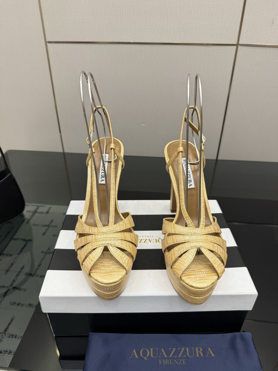 NO:815983,Aquazzura2026 new sandals, top version, exclusive model, purchasing quality, top version, super quality. Zp original mold opening, original buckle mold opening, comes with original customized patent leather, super dazzling and high-end at first glance!  2310-11 _______________________________ * Full set of packaging. * Original custom patent leather upper * Lining sheepskin * Sole Italian leather outsole * Heel height 13.5cm * Water table 4cm * Size 35-41 (34.40.41.42. Customized, non-returnable), high-heeled sandals, sandals, high heels, sheepskin, Leather soles19860909Aquazzura2026新款凉鞋 顶级版本 独家款 代购品质 顶级版本 质量超级美爆. Zp 原版开模 原版扣开模 附带原版定制漆皮,超级炫美 一眼看上去就高端大气上档次！ 2310-11 _________________________________ * 全套包装. * 鞋面原版定制漆皮 * 衬里 羊皮 * 鞋底 意大利真皮大底 * 跟高 13.5cm * 水台 4cm * 码数 35-41（34.40.41.42.订做不退换）,高跟鞋凉鞋,sandals,high heels,sheepskin,Leather soles,Women's Shoes