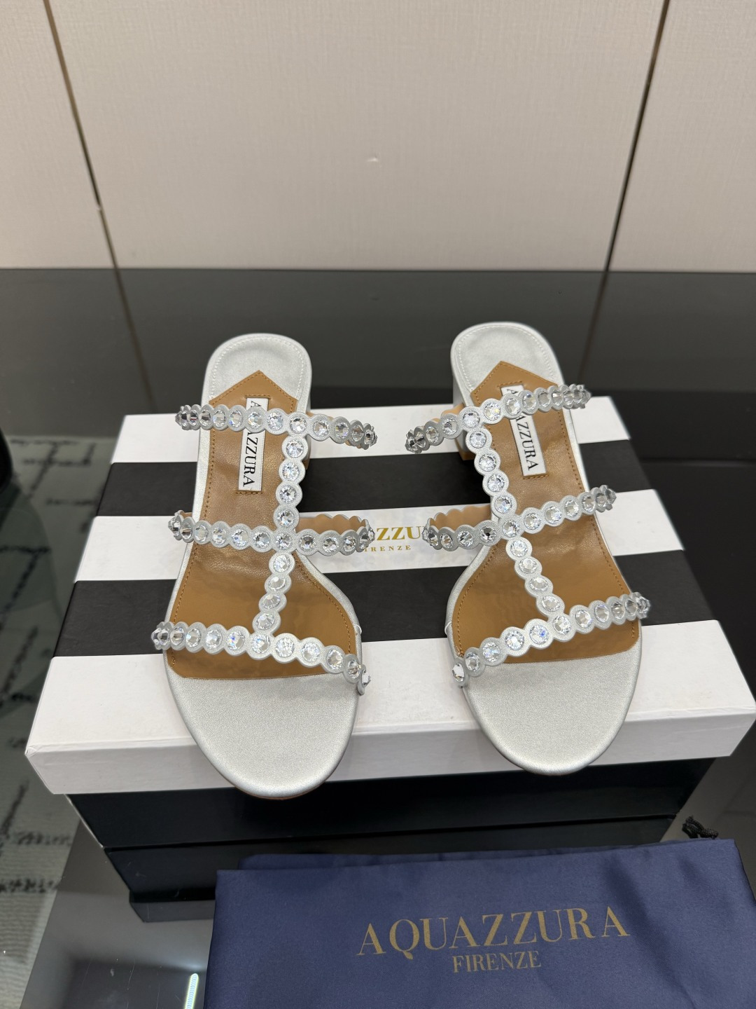 NO:815965,Aquazzura2026 New Slippers Classic Edition Upgraded Purchasing Quality!  !  !  Original development!  !  !  This pair of Swarovski rhinestone strips paired with 5.0 thick heel slippers is simply my favorite. The 5.0 thick heel provides stable support and is extremely comfortable when walking. The rhinestone surface is dazzling, like a dazzling galaxy. The height of the low heel is just right, maintaining elegance without tiring the feet. Put it on, every step seems to shine, and your mood will also brighten. 2606-1 _______________________ * Full package. *  Upper original custom fabric * Lining sheepskin * Sole Italian leather outsole * Heel height 5.0cm * Size: 35-43 (40 41 42 43 customized non-returnable), slippers, slippers, sheepskin, Leather soles19860909Aquazzura2026新款拖鞋  经典版升级 代购品质！！！ 原版开发！！！ 这双施华洛奇水钻条面搭配5.0粗跟拖鞋,简直是我的心头挚爱.5.0粗跟给予稳定的支撑,行走间舒适无比.水钻面璀璨夺目,好似璀璨星河.低跟的高度恰到好处,既保持了优雅又不累脚.穿上它,每一步都仿佛在闪耀着光芒,心情也跟着明亮起来.2606-1 _____________________________ * 全套包装. * 鞋面原版定制面料 * 衬里 羊皮 * 鞋底 意大利真皮大底 * 跟高 5.0cm * 码数: 35－43（40 41 42 43定做不退换）,拖鞋,slippers,sheepskin,Leather soles,Women's Shoes
