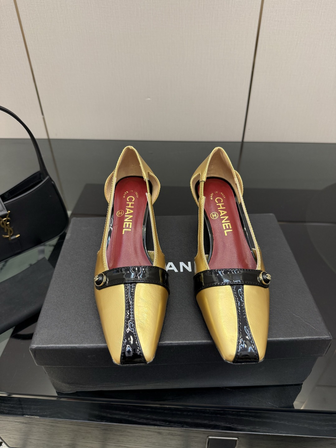 NO:889626,CHANE*｜Xiaoxiang 26P double C button square toe thick heel sandals with empty back. The minimalist silhouette hides luxurious details. The square toe shape modifies the foot shape and shows a neat temperament. The metal double C button is low-key and shining, setting the brand classic in the details. It is unobtrusive but full of recognition. It is Chanel-style low-key sophistication. Suitable for daily commuting and weekend travel. The soft leather material brings a cloud-like foot feel and will not be tired after long-term wear. The classic color matching will never go out of style.  Suitable for all items in the wardrobe. Easily manage workplace, dating and leisure scenes. Wear elegance into every step of daily life. The fabric is made of original customized leather. The lining and toes are all sheepskin. Heel height is 5cm. Italian imported genuine leather outsole size 35-39 (customized 40/41), sandals, chanel, chanel, sandals, sheepskin, Leather soles19860909CHANE*｜小香26P双C纽扣 方头粗跟后空凉鞋 以极简轮廓藏奢美细节. 方头鞋型修饰脚型 显利落气质. 金属双C纽扣扣低调闪耀 于细节处定格品牌经典. 不张扬却辨识度拉满 是香奈儿式的低调精致. 日常通勤、周末出行皆适配 软皮材质带来云朵般脚感 久穿不累. 经典配色永不过时 适配衣橱所有单品 轻松驾驭职场、约会、休闲多场景 把优雅穿进日常每一步 . 面料采用原版定制皮料 内里踮脚均为羊皮 跟高5cm 意大利进口真皮大底 size35-39（40/41定制）,凉鞋单鞋,chanel,chanel,sandals,sheepskin,Leather soles,Women's Shoes