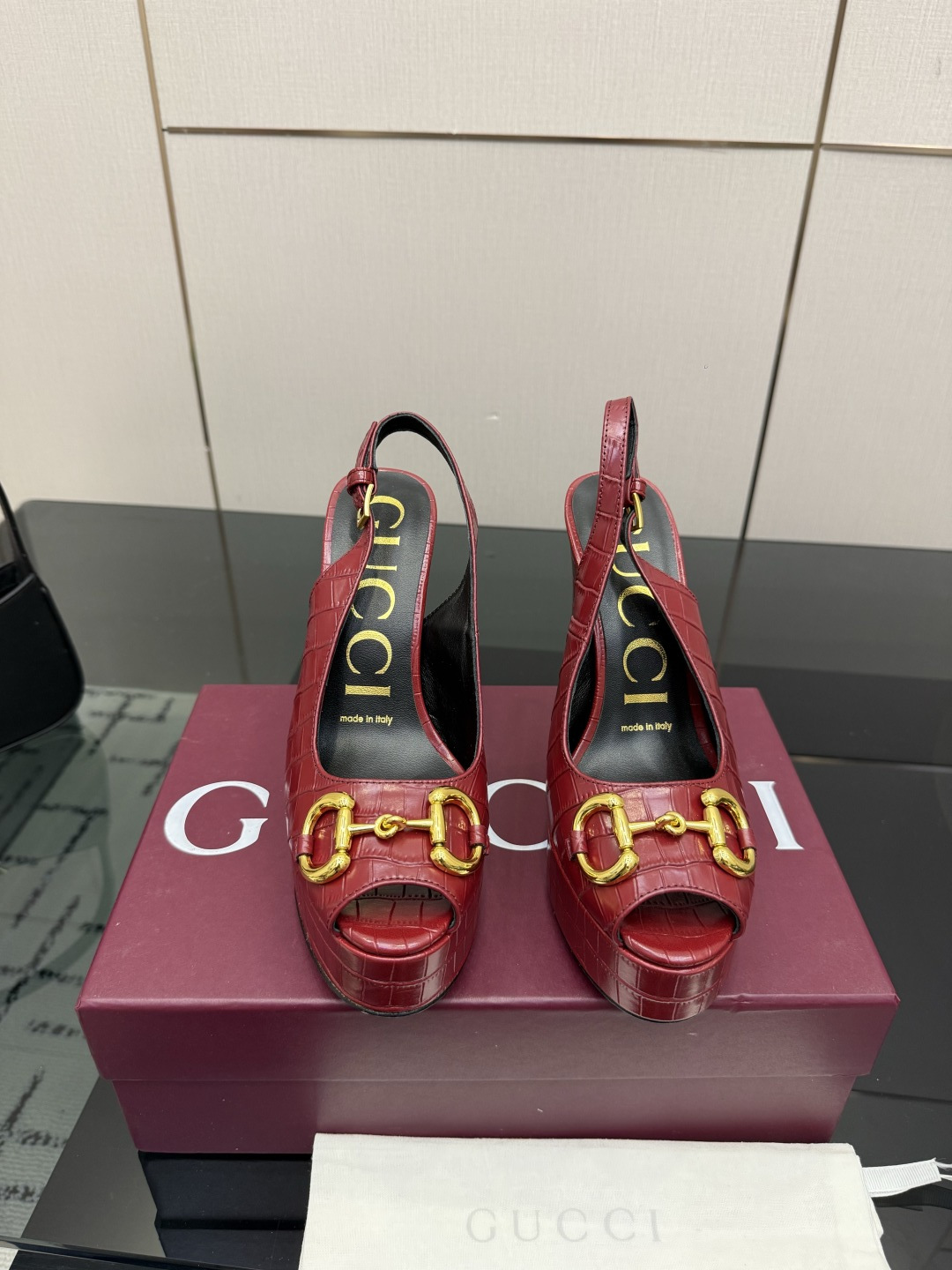 NO:871280,Exclusive new model ~ High version of GUCCI 2026 new summer high heels, catwalk style, original development. The shoe last has been carefully polished for 3 months to ensure comfort. This year's super popular waterproof platform series, Gucci has also started to update this series ~ —————————————— Materials and materials Imported cowhide, sheepskin lining Heel height 11.8cm, water platform 4cm  Size 35-42 (40, 41, 42 customized), high heels and sandals, gucci, sandals, high heels, cowhide, sheepskin19860909独家新款～ 高版本GUCCI 2026夏季新款高跟鞋,走秀款,原版开发.为保证舒适度精心打磨鞋楦3个月之久.今年超流行防水台系列,gucci也开始了这个系列的更新了～ ——————————————— 材料面料进口牛皮 内里内里羊皮 跟高11.8cm 水台4cm 码数35-42（40,41,42订做）,高跟鞋凉鞋,gucci,sandals,high heels,cowhide,sheepskin,Women's Shoes