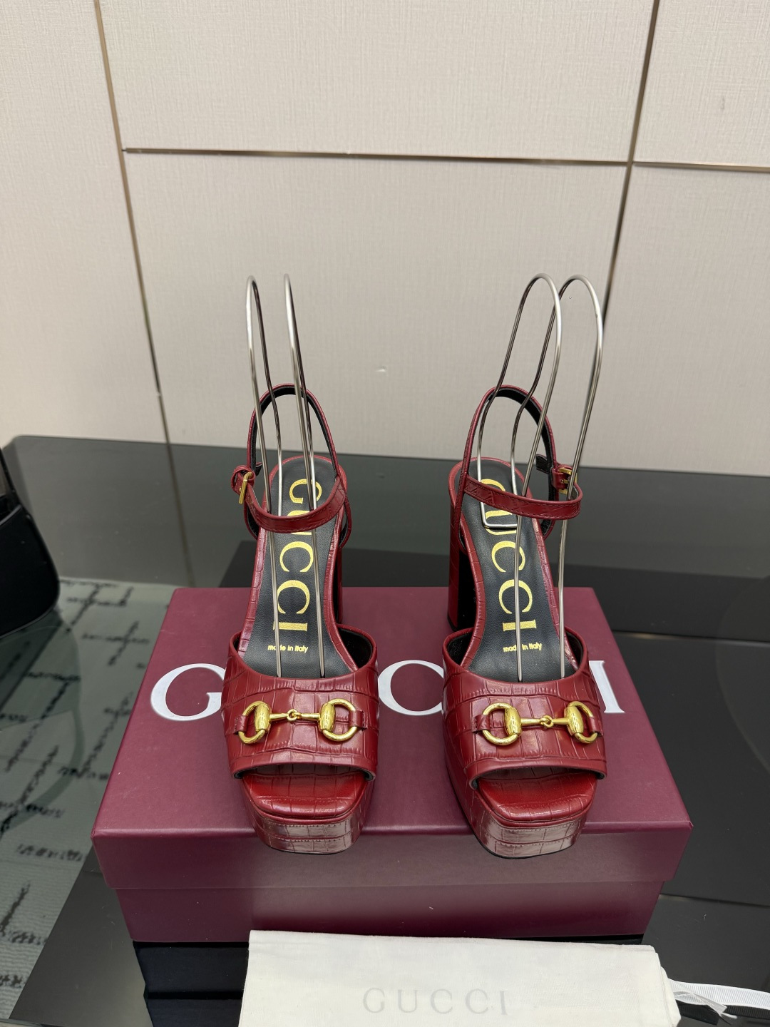 NO:871286,Exclusive new style ~ High version of GUCCI 2026 new summer high heels, catwalk style, original development. The shoe last has been carefully polished for 3 months to ensure comfort. This year's super popular waterproof platform series, Gucci has also started to update this series ~ ——————————————Materials and fabrics Imported cowhide Leather lining Sheepskin lining Heel height 10.8cm Water platform 3.3cm  Size 35-42 (40, 41, 42 customized), high heels and sandals, gucci, sandals, high heels, cowhide, sheepskin19860909独家新款～ 高版本GUCCI 2026夏季新款高跟鞋,走秀款,原版开发.为保证舒适度精心打磨鞋楦3个月之久.今年超流行防水台系列,gucci也开始了这个系列的更新了～ ——————————————— 材料面料进口牛皮 内里内里羊皮 跟高10.8cm 水台3.3cm 码数35-42（40,41,42订做）,高跟鞋凉鞋,gucci,sandals,high heels,cowhide,sheepskin,Women's Shoes