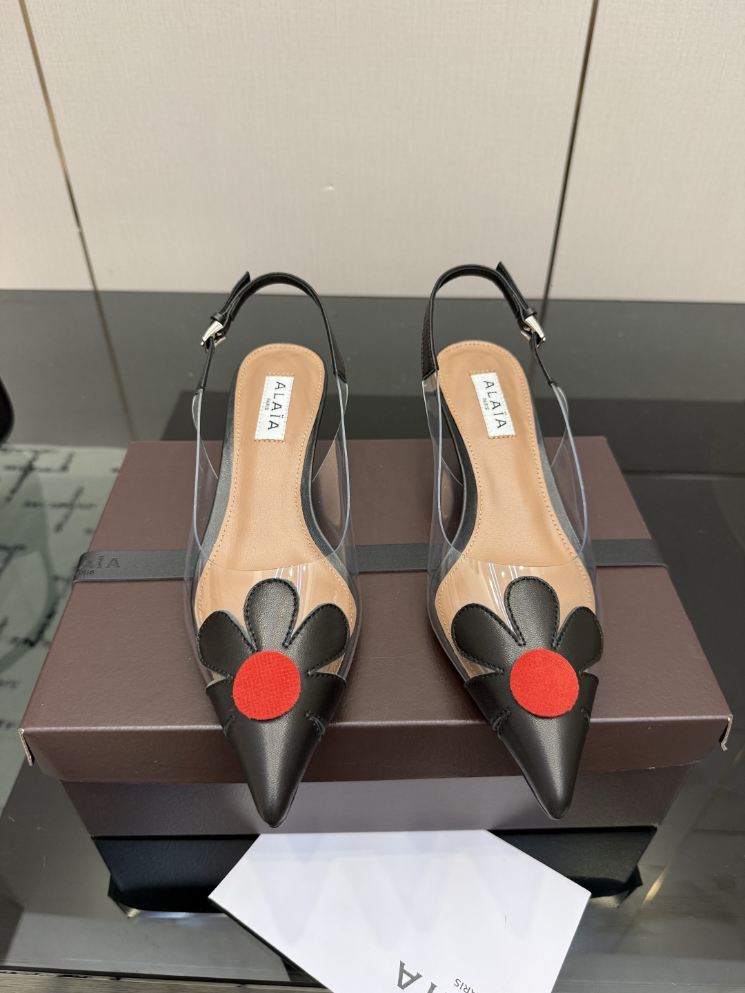 NO:869153,ALAA | HIGH LOVE high-heeled shoes |||ALAA | HIGH LOVE A pair of high-love high-heeled shoes are available from Dabo on the external network. These PVC high-heeled shoes are decorated with exquisite heart-shaped decorations. The brand-new kitten heel, elegant shoe shape, casual and comfortable, fashionable and neat. Multiple colors to match different occasions. Overseas bloggers have a pair. Original custom-made PVC upper, sheepskin lining, original custom-made 5.5cm heel, genuine leather sole.  Size 34-39 (34.40.41.42 customized) Packaging Alaia original packaging, half-drag high heels, alaia, high heels, sheepskin19860909ALAA | HIGH LOVE高跟鞋|||ALAA | HIGH LOVE 外网大博人手一双的high love高跟鞋来啦~ 这款PVC高跟鞋采用精美心形装饰搭配 品牌全新的小猫跟,优雅鞋型 休闲舒适兼备具时髦利落 多种颜色搭配不同场合 海外博主人手一双 鞋面原装定制PVC 内里羊皮 鞋跟原版定制5.5cm 鞋底真皮 码数34-39（34.40.41.42定制） 包装Alaia原版包装,半拖高跟鞋,alaia,high heels,sheepskin,Women's Shoes