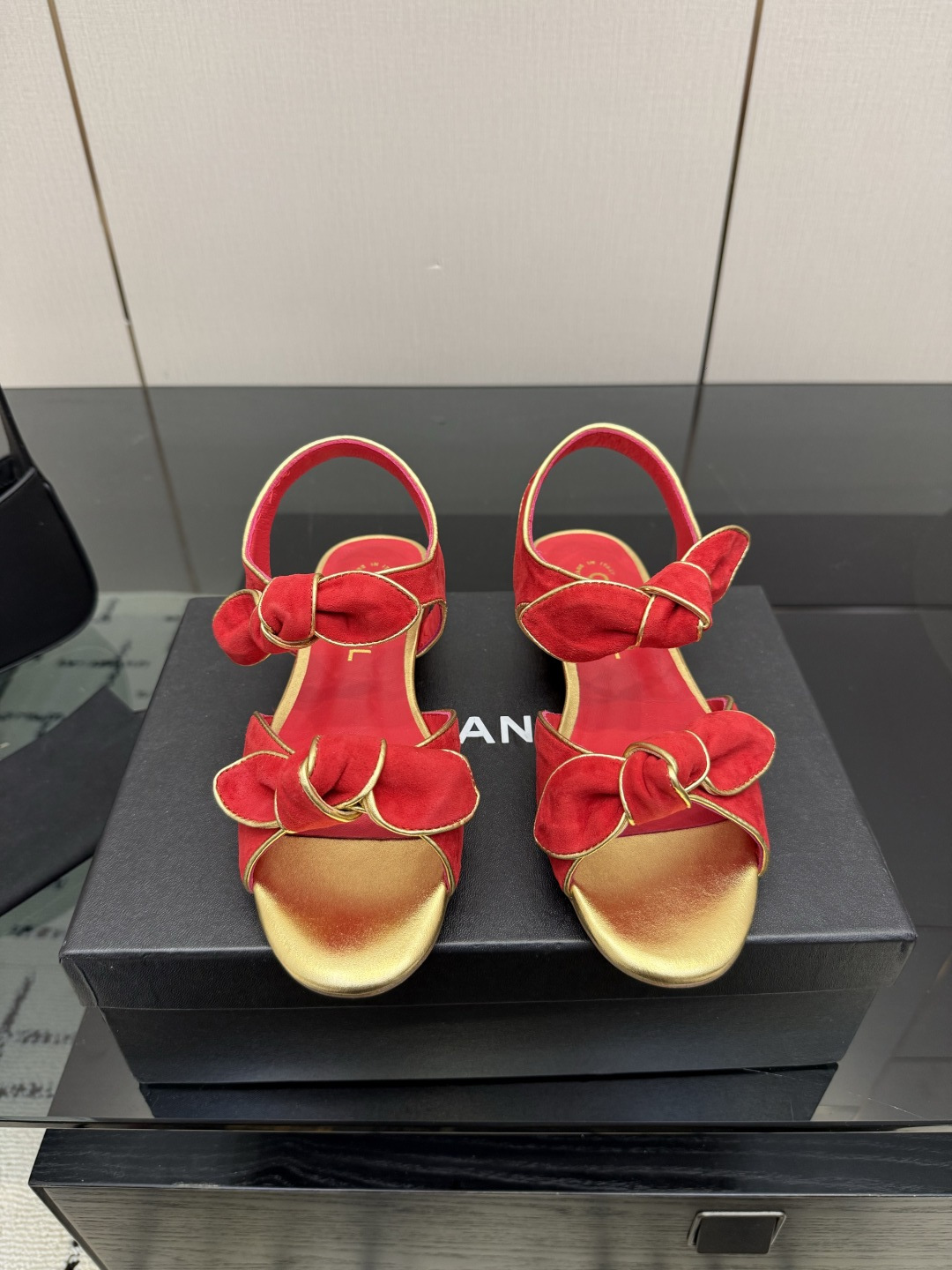 NO:889631,CHANE*｜Xiaoxiang's classic spring and summer bow sandals are here again. Fans can keep you fashionable all summer. Classic rhombus chain element design has a strong mid-century elegance. It goes well with any style and adds a lot of noble temperament!  The upper is made of original customized sheepskin, the lining and feet are all lambskin, the Italian imported cowhide outsole Size35-39 (customized 40/41), sandals, chanel, sandals, cowhide, sheepskin, sheep19860909CHANE*｜小香经典春夏 蝴蝶结凉鞋 狂热爱好者又来了 可以承包你一整个夏天的时髦 经典菱格链条元素设计 浓浓的中古典雅气息 搭配任何风格都很赞 增添了许多高贵气质！ 鞋面采用原版定制羊京 内里和垫脚均是小羊皮 意大利进口牛皮大底 Size35-39（40/41定制）,凉鞋,chanel,sandals,cowhide,sheepskin,sheep,Women's Shoes