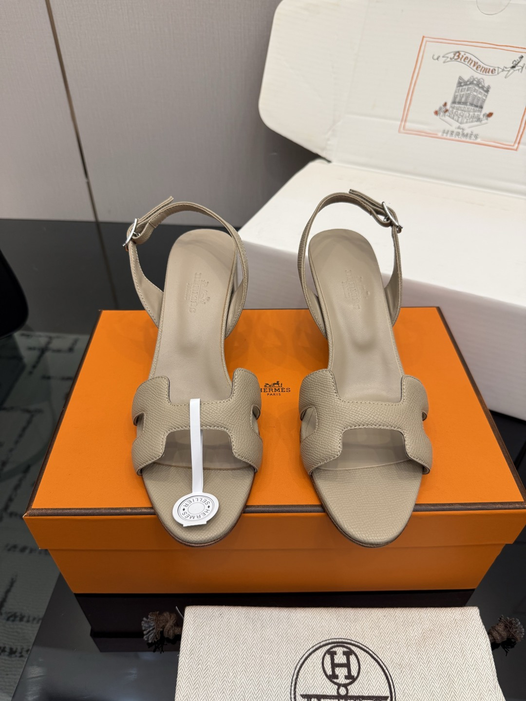 NO:873913,Top version (with original airplane box) Hermès/Hermès classic spring and summer H high-heeled sandals. The summer sandal matrix is in place. Classic H-shaped buckle. Stiletto heels outline slender lines. They are a gentle trap when dating and an aura killer in the workplace. They look good whether paired with skirts or trousers. They can steadily create a sophisticated atmosphere. Wear 'effortlessly high-end' on your feet ~ The fabric is made of original customized materials. The inner foot pads are all mixed sheepskin. The heel height is 7cm.  Italian imported A-grade cowhide outsole size 35-39 (34/40/41/42 customized), high heels and sandals, hermes, hermes, sandals, high heels, skirts, cowhide, sheepskin19860909顶版（配原版飞机盒） Hermès/爱马仕经典春夏H高跟凉鞋 夏日凉鞋矩阵已就位  经典H型搭扣 细高跟勾勒修长线条 是约会时的温柔陷阱 也是职场里的气场杀器 无论搭配裙装 裤装都好看 都能稳稳拿捏精致氛围 把“毫不费力的高级”穿在脚上～ 面料采用原版定制材质 内里垫脚均为混种羊皮 跟高7cm 意大利进口A级牛皮大底 size35-39（34/40/41/42定制）,高跟鞋凉鞋,hermes,hermes,sandals,high heels,skirts,cowhide,sheepskin,Women's Shoes