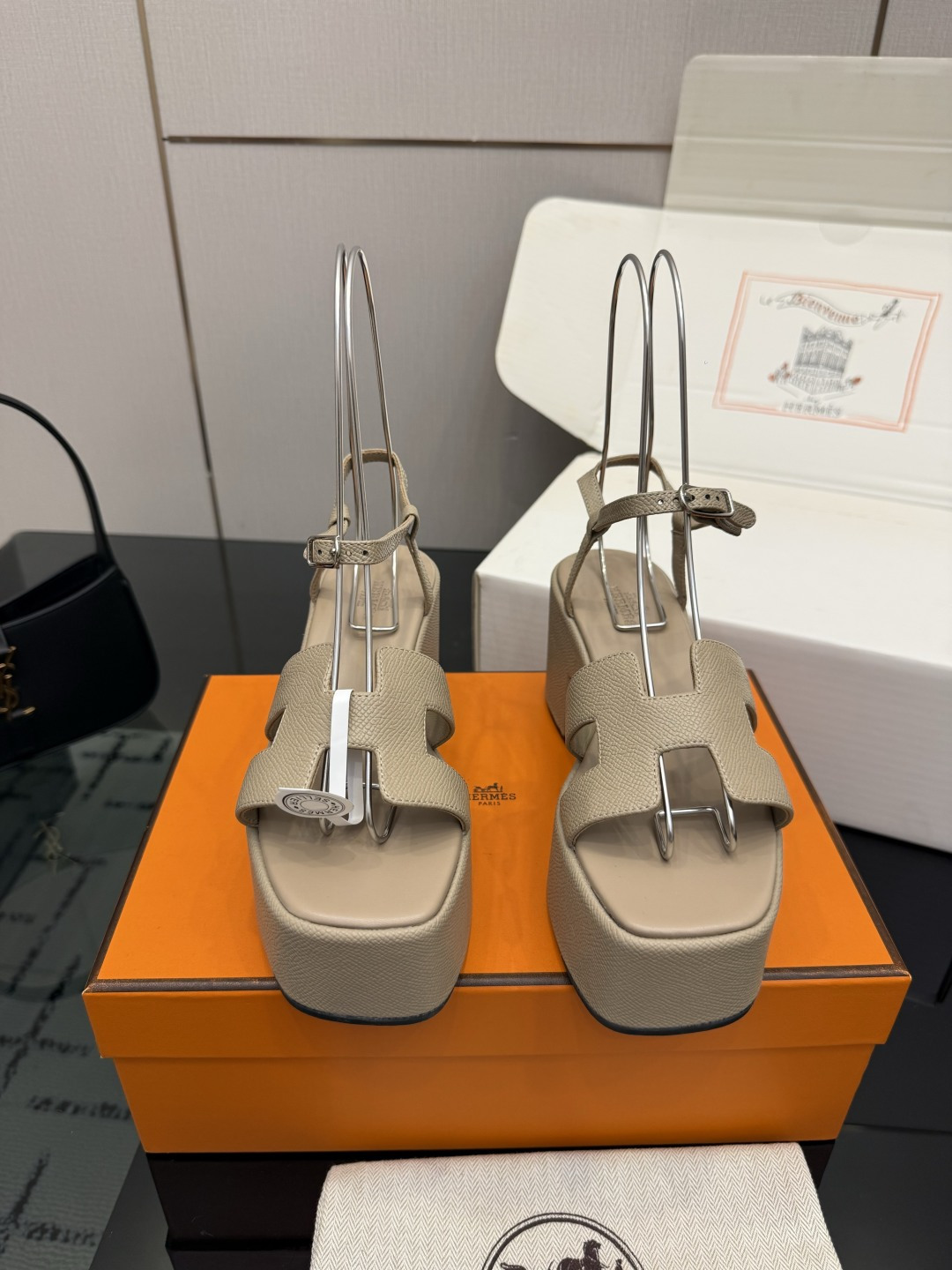 NO:873919,Hermes 2026 spring and summer new color classic Santorini color-blocked thong women's shoes H family flat round toe circle with open toe hollow sandals Material upper imported velvet + sheep leather + water-dyed cowhide lining + Italian genuine leather outsole Size: 34-43 (34.40.41.42.43 customized non-refundable), high-heeled sandals, hermes, hermes, sandals, high  heels,cowhide,sheep,leather soles19860909爱马仕 Hermes 2026春夏新色经典款 Santorini 拼色工字拖女鞋 H家平底圆头一圈带露趾中空凉鞋 材质鞋面进口丝绒+羊猄皮+水染牛皮内里+意大利真皮大底 Size: 34-43(34.40.41.42.43定制不退换）,高跟鞋凉鞋,hermes,hermes,sandals,high heels,cowhide,sheep,Leather soles,Women's Shoes