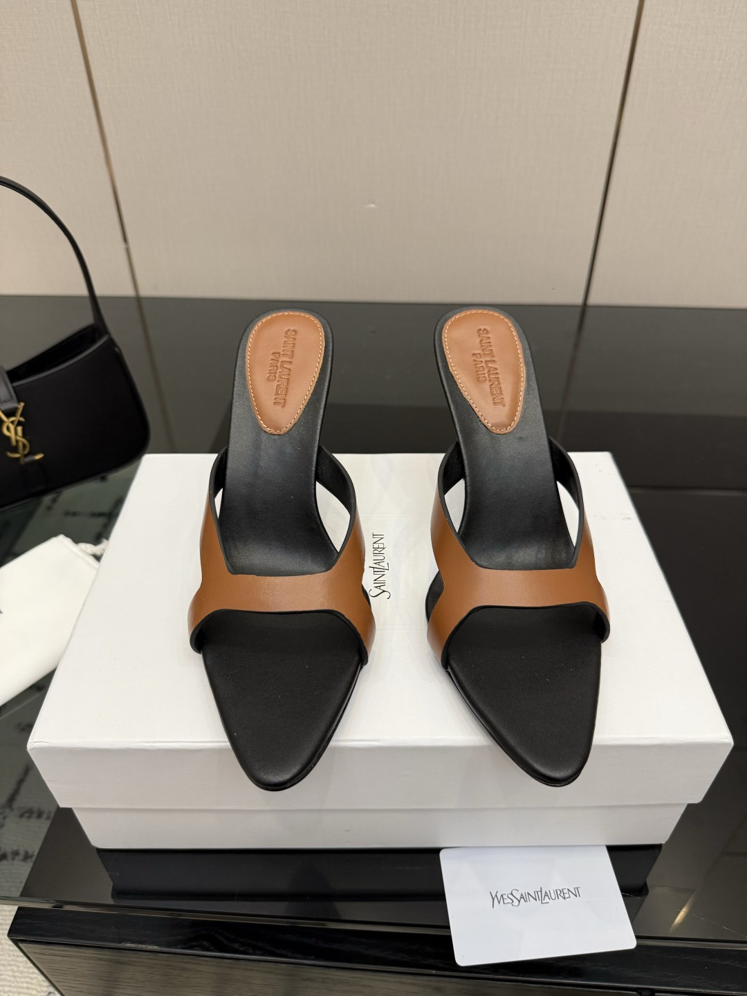 NO:868242,2026/early spring hot YSL Yves Saint Laurent '*' Brand new shoe type·Only YSL understands women's hearts best and does not accept refutation. Super invincible feminine artifact, a must-have for women. It is simply beautiful. The high-end texture makes your legs longer in seconds, super beautiful and slimming. Imported cowhide for the upper. Goat leather for the feet. Italian genuine leather sole. Heel height 9cm. Size 35-39 (40 41 42)  43 Customized (no return or exchange), high heels and slippers, saint laurent, saint laurent, high heels, slippers, cowhide, sheepskin198609092026/早春大热ysl 圣罗兰「 *」 全新鞋型·唯有YSL最懂女人心不接受反驳超级无敌女人味神器女人必备,简直美翻了,高级的质感上脚秒变大长腿,超美无敌显瘦 鞋面进口牛皮 垫脚山羊皮 大底意大利真皮底 跟高9cm 码数35-39（40 41 42 43定做不退换）,高跟鞋拖鞋,saint laurent,saint laurent,high heels,slippers,cowhide,sheepskin,Women's Shoes