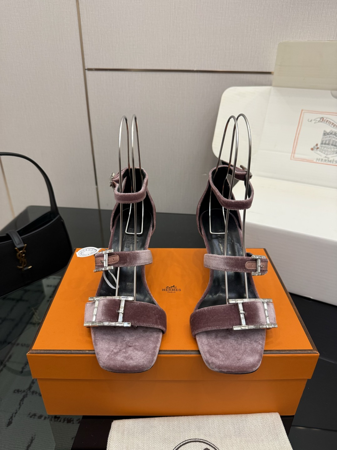 NO:873925,Purchasing agent grade (with airplane case) Hermer/Hermès classic sandals. The kelly buckle is cool, full of high-end feeling, good appearance and comfort. The pointed toe design elongates the leg line, making the feet appear more slender, adding a feminine elegance. The fabric is made of imported sheep and cowhide, the inner foot pads are all mixed sheepskin, and the outsole is imported cowhide from Italy.  Size35-39 (40/41/42 customized), high heels sandals, hermes, hermes, sandals, high heels, cowhide, sheepskin, sheep19860909代购级 (配飞机盒) Hermer/爱马仕经典凉鞋 kelly扣酷酷的 高级感满满 颜值和舒适度都很友好 尖头设计拉长腿部线条 使脚部显得更加纤细 增添女性的优雅气质. 面料采用进口羊京,牛皮 内里垫脚均为混种羊皮 意大利进口牛皮大底 Size35-39（40/41/42定制）,高跟鞋凉鞋,hermes,hermes,sandals,high heels,cowhide,sheepskin,sheep,Women's Shoes