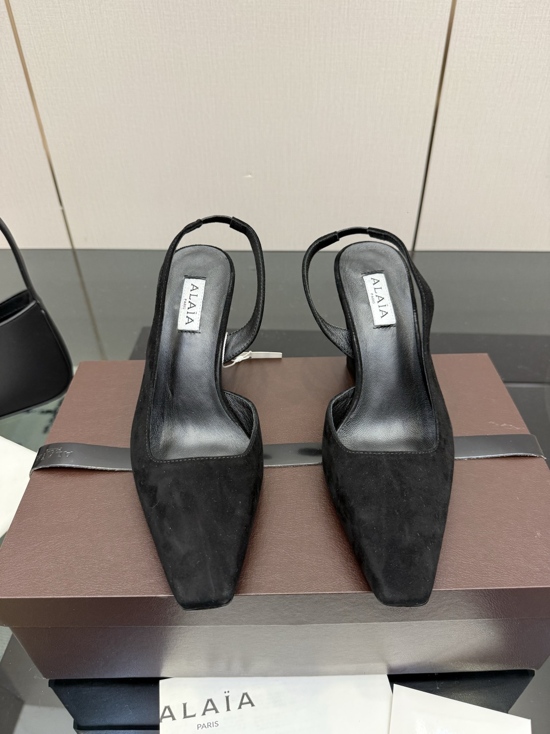 NO:868230,Top quality alaia snake pattern high heels, made of leather, square toe wedge heel, fashionable and avant-garde. The thick heel structure makes it comfortable and stable to wear, and the back strap is more elegant. Whether it is paired with a dress or daily wear, it can easily enhance the style, suitable for you who pursue personality and quality. Size: 35-42 Heel height 9cm, high heels and sandals, alaia, sandals, high heels19860909顶级品质 alaia蛇纹高跟鞋,采用皮革,方头坡跟时髦又前卫.粗跟结构,穿着舒适又稳固,后空绑带更显优雅.无论搭配礼服还是日常穿搭,都能轻松提升造型感,适合追求个性和品质的你 size:35-42 跟高9cm,高跟鞋凉鞋,alaia,sandals,high heels,Women's Shoes