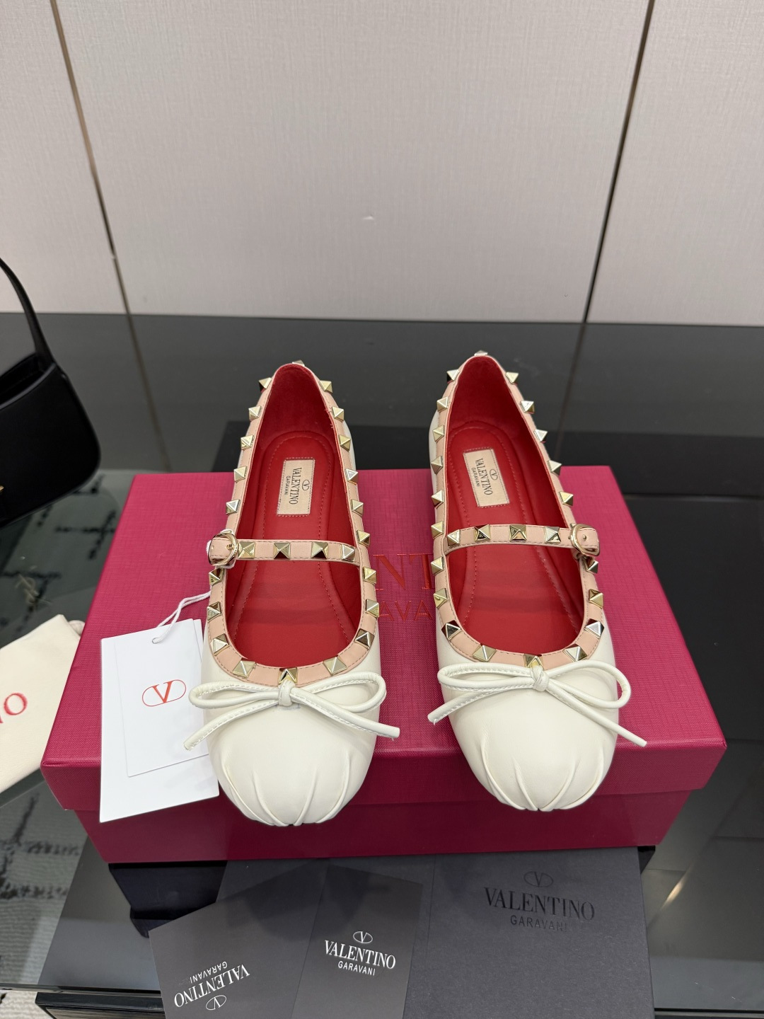 NO:868217,VALENTINO Valentino's classic sandals have smooth lines in spring and summer. The shape is great and they are comfortable on the feet. They increase height. They look slimmer. They lengthen the leg lines. They are comfortable on the feet. They increase height. They look slimmer. They lengthen the leg lines. The upper is made of cowhide. The lining is original genuine leather sole. The sole is genuine leather. Size 35-39 (35.40.41.42 customized, non-refundable), single shoes, valentino, valentino, sandals, cowhide19860909VALENTINO华伦天奴经典凉鞋春夏鞋型线条流畅.版型超赞上脚舒适.增高.显瘦.拉长腿部线条 上脚舒适.增高.显瘦.拉长腿部线条 鞋面对版牛皮 内里原版真皮鞋底 鞋底真皮鞋底 尺码35-39 (35.40.41.42定制不退不换),单鞋,valentino,valentino,sandals,cowhide,Women's Shoes