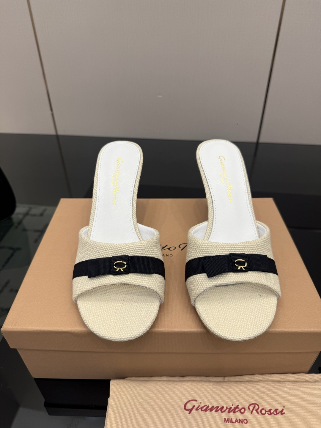 NO:876829,gianvito rossi 202 new slippers Original development Top version Purchasing quality This pair of pointed toe high-heeled patent leather decorative slippers is like a beautiful poem in summer. The pointed toe design is elegant and charming, highlighting the graceful lines of the feet. The patent leather shines with luster, highlighting quality and fashion. Wearing them, every step seems to tell a romantic story and become a beautiful scenery on the street. _______________________ * Full set of packaging. * Original custom-made linen for the upper * Sheepskin *  Sole: Italian genuine leather outsole * Size: 35-43 (40, 41, 42, 43 are customized and non-returnable), slippers, slippers, sheepskin, Leather soles19860909gianvito rossi 202年新款拖鞋 原版开发 顶级版本 代购品质 这双尖头高跟漆皮装饰拖鞋,宛如夏日里的一首优美诗篇.尖头设计优雅迷人,凸显脚部线条的优美.漆皮闪耀着光泽,彰显品质与时尚.穿上它,每一步都似在诉说着浪漫的故事,成为街头的一道亮丽风景. _____________________________ * 全套包装. * 鞋面原版定制麻料 * 垫脚 羊皮 * 鞋底 意大利真皮大底 * 码数:35－43（40 41 42 43定做不退换）,拖鞋,slippers,sheepskin,Leather soles,Women's Shoes