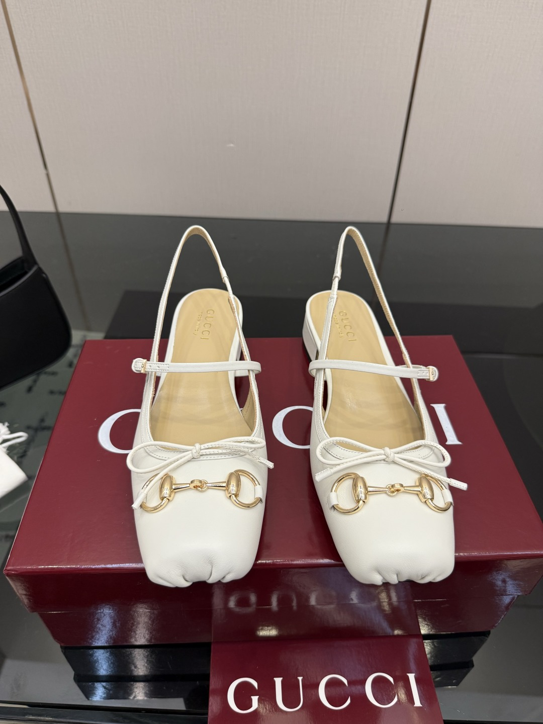 NO:868532,GUCCI26/Early Spring The most popular horsebit ballet shoes, catwalk style, the new director’s color and practical wear concept. Every color is super Ancora red rivet style, especially the one that is truly outstanding. It is worthy of being selected as the most outstanding ballet shoes this year. It is super elegant and versatile. It is a perfect item for daily use!  (Correct color, hardware, perfect consistency) Compare the difference between pictures and products on the market. Uppers are cowhide, denim, lining imported sheepskin, soles imported genuine leather outsole, size 35-39 (customized at 40.41.42) (full set of packaging), sandals, gucci, sandals, cowhide, sheepskin, Leather soles19860909GUCCI26/早春 大热马衔扣芭蕾舞鞋·走秀款新总监的色彩与实穿概念每个颜色都超级安可拉红铆钉款更是尤为出众名副其实当选今年最出众芭蕾舞鞋超有气质～百搭日常着用都是一绝的单品！（正确颜色、五金、完美一致）多对比市面上看图做货的区别哈 鞋面牛皮,牛仔布 内里进口绵羊皮 鞋底进口真皮大底 码数35-39（40.41.42定做）（全套包装）,凉鞋,gucci,sandals,cowhide,sheepskin,Leather soles,Women's Shoes