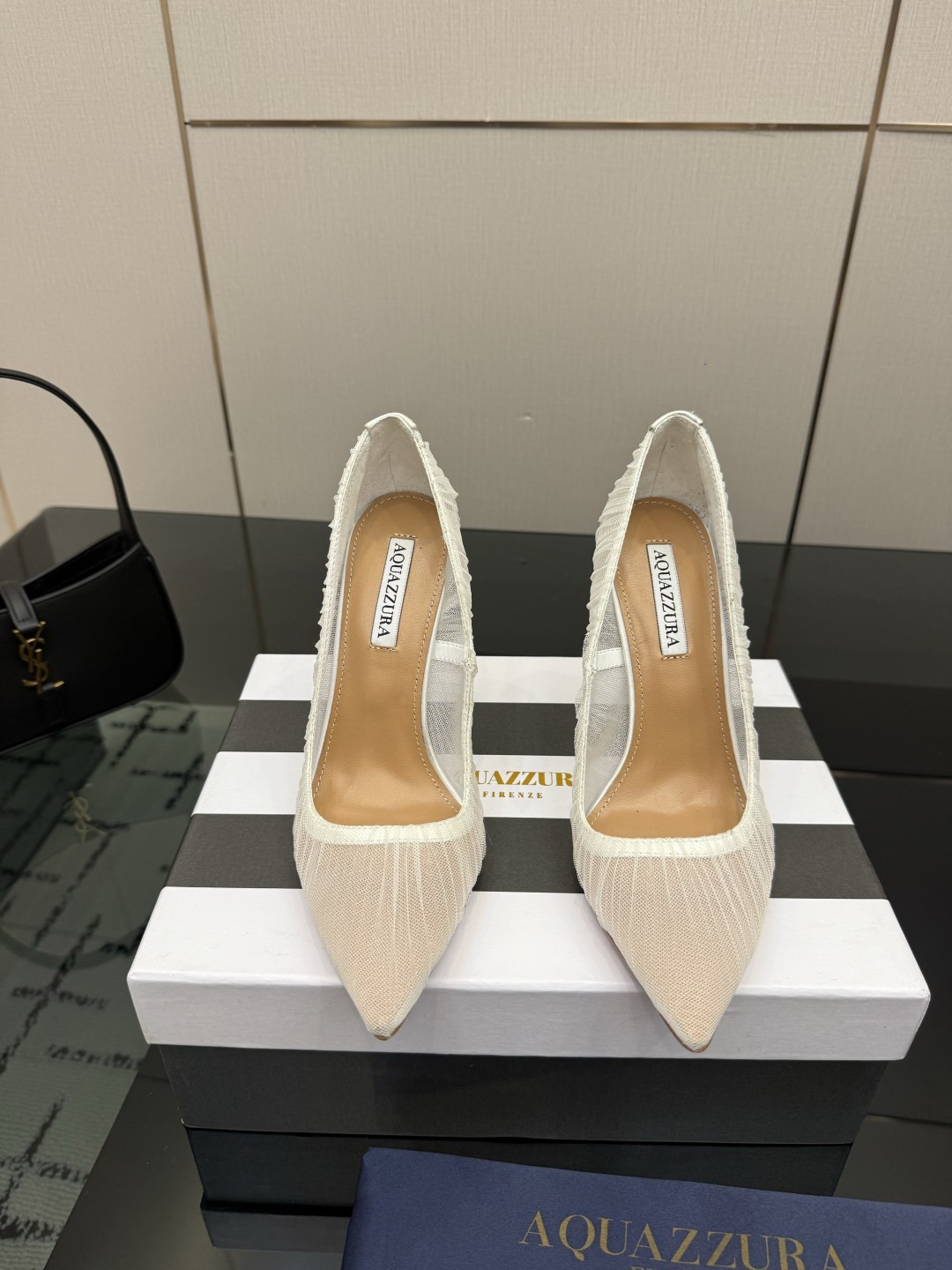 NO:868515,AQUAZZURA Zp original open mold is made with the original custom-made, original open mold Swarovski rhinestone decorative buckle, super shiny outsole, golden iconic pineapple micro-mark, giving the item rich brand connotation and luxurious appearance. Single genuine leather outsole, sheepskin insole. The creation has beautiful and smooth appearance, comfortable and fashionable on the foot. Mesh upper, foot pad: sheepskin outsole, Italian genuine leather outsole, heel height 10cm, shoe size: 35-43  (35.42.43 Customized items are non-refundable), high heels, single shoes, high heels, sheepskin, Leather soles19860909AQUAZZURA Zp 原版开模 采用原版定制制成,原版开模施华洛奇水钻装饰扣,超闪 大底金色标志性菠萝微标赋予单品丰富的品牌内涵与奢华的外观单品真皮大底羊皮鞋垫 创作即外观线条优美流畅又上脚舒适时髦精必入款. 鞋面网纱 脚垫: 羊皮 大底意大利真皮大底 跟高10cm 鞋码: 35-43 (35.42.43定做不退换),高跟鞋单鞋,high heels,sheepskin,Leather soles,Women's Shoes