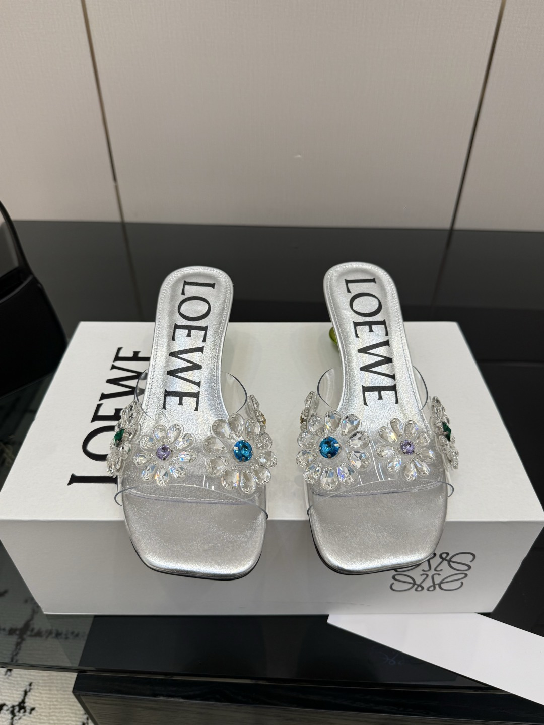 NO:876810,k9 diamond high version LOEWE2026SS summer limited button slippers, really easy to wear!  Really highly recommended to all little fairies. The fabric is made of film and the code number is 35-41 (40, 41 is custom-made and cannot be returned or exchanged), high heels and slippers, loewe, loewe, high heels, slippers19860909k9钻高版本 罗意威LOEWE2026SS夏季限定纽扣拖鞋,真的太好穿了！真的强烈推荐给各小仙女. 面料采用胶片 码数35-41（40,41定做不退不换）,高跟鞋拖鞋,loewe,loewe,high heels,slippers,Women's Shoes