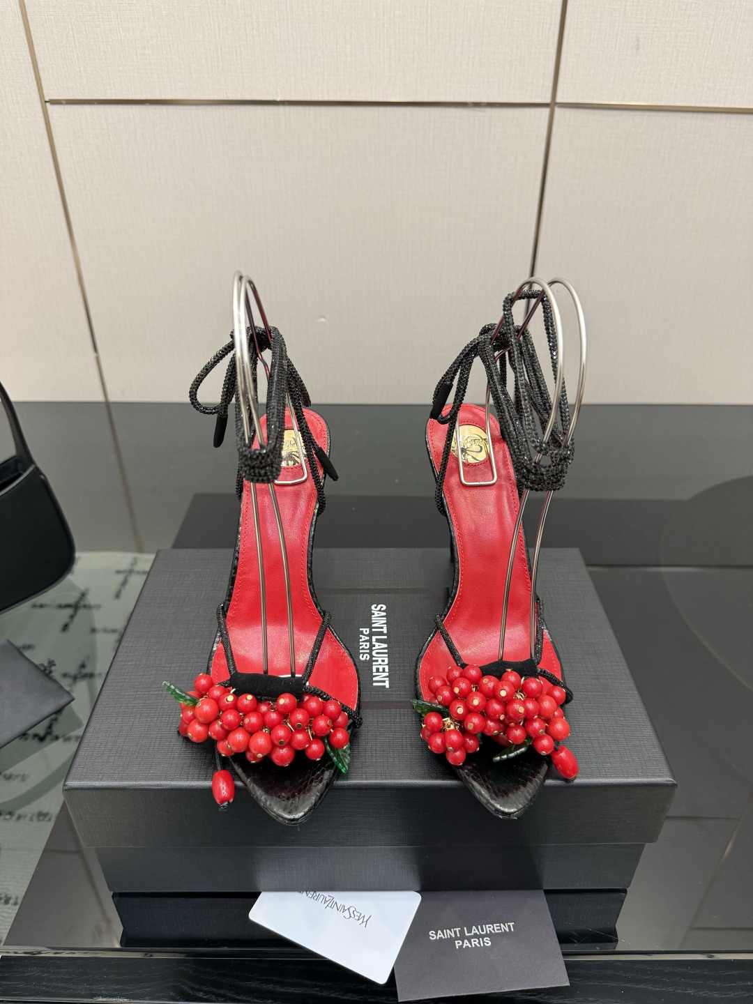 NO:874013,Saint Laurent high heels and amber pendants. The high heels are made of satin material. The uppers are full of luster. The stiletto heels are designed to show long legs. The toes are embellished with metal chains and pearls, which add a sense of sophistication and are suitable for dresses or formal occasions. The amber pendants above are composed of multiple amber beads and are paired with metal chains. They are retro and luxurious. They may be part of decorations or art ornaments, and directly enhance the overall atmosphere.  SIZE: 35-39 (ordered on 40.41.42), high heels sandals, saint laurent, saint laurent, sandals, high heels19860909圣罗兰Saint Laurent高跟鞋与琥珀挂饰 高跟鞋采用缎面材质,鞋面光泽感满满,细高跟设计超显腿长.鞋头点缀金属链条和珍珠,精致感拉满,适合礼服或正式场合穿搭.上方琥珀挂饰由多颗琥珀色珠子组成,搭配金属链条,复古又奢华,可能是装饰品或艺术摆件的一部分,整体氛围感直接拉满. SIZE:35-39（40.41.42订）,高跟鞋凉鞋,saint laurent,saint laurent,sandals,high heels,Women's Shoes
