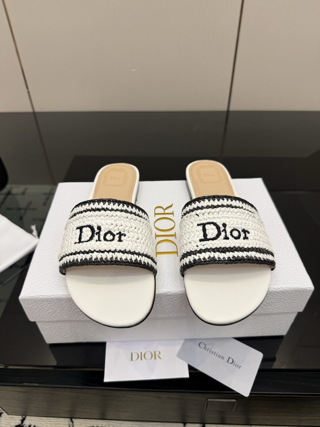 NO:874003,DIOR2026/ Spring and summer new products with mid-century style will make girls’ hearts pop. This model is exactly what girls like. Half-drag high heels continue the D family’s timeless classics!  This shoe is low-key yet gorgeous, sexy yet not ostentatious. The shape of the shoe is a delicate style that everyone loves. It is very, very slim. The entire curvature of the side perfectly shows the curve of the foot. It is mature and feminine, but also has a lively girly feel. It looks so good on the foot. It is worth recommending. Go material. Specially woven upper. Mixed sheepskin lining. Outsole. Outsole imported from Italy.  Size 35–42 (40/41/42 customized, non-refundable), slippers, dior, dior, high heels, slippers, cowhide, sheepskin19860909DIOR2026/ 春夏新品中古风 少女心爆棚 这款完全长在女生喜欢的点上 半拖高跟鞋 延续D家永恒经典！这款鞋低调不失华丽 性感又不显张扬 鞋型是大家都爱的秀气款 非常非常显瘦 侧面整个弧度将脚部曲线完美展现 既有成熟女人味 又不乏一丝活泼少女感, 上脚也太好看了,值得推荐 Go 材质 鞋面特殊编织 内里混种羊皮 大底意大利进口牛皮大底 码数35–42（40/41/42定制不退换）,拖鞋,dior,dior,high heels,slippers,cowhide,sheepskin,Women's Shoes