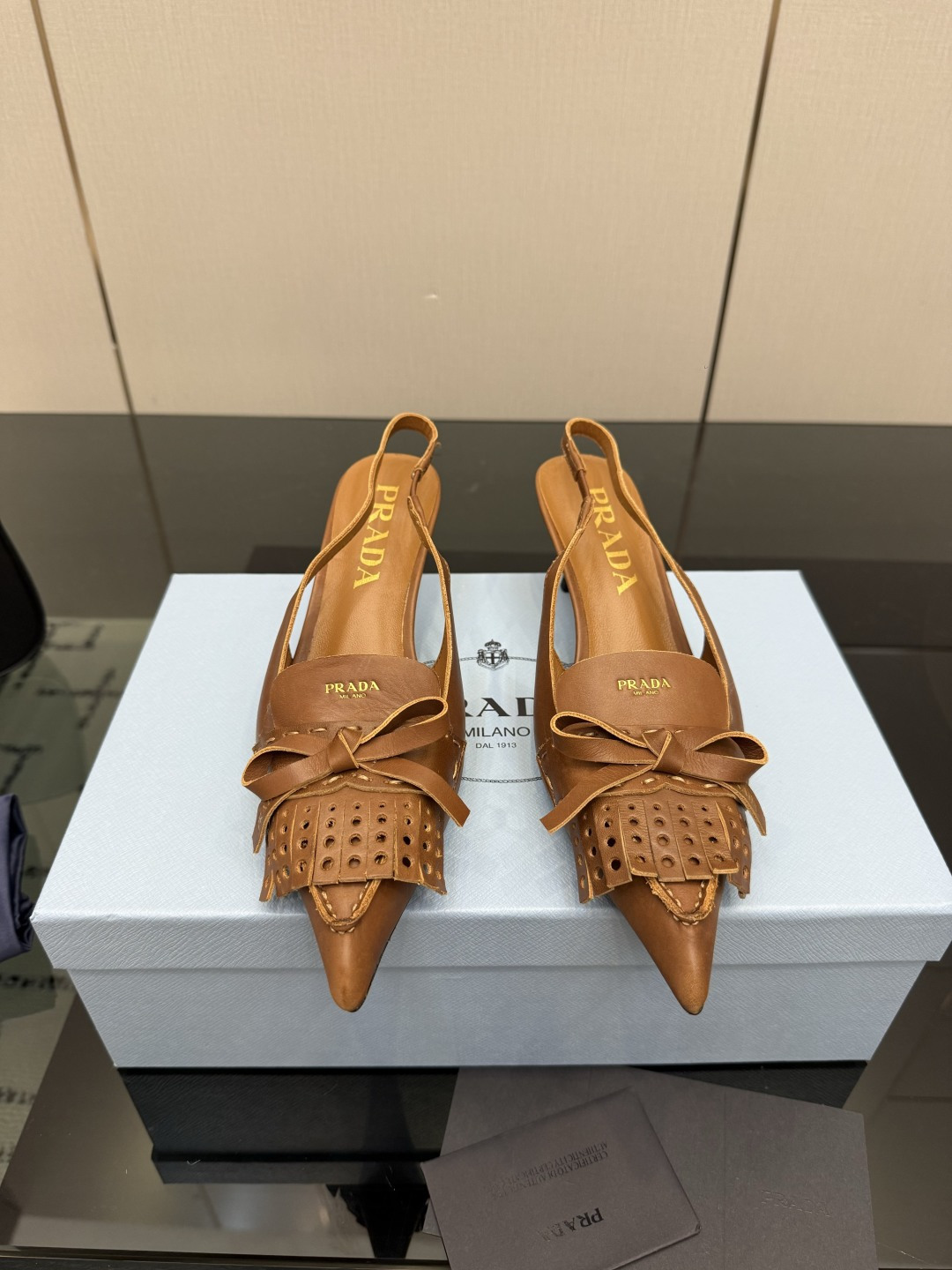 NO:873998,Top page Prada/Prada 26WF new spring and summer pointed toe sandals and high heels. When the bright orange show sunlight penetrates the steel window, this pair of catwalk high heels come out of the light. They deconstruct the established definition of elegance with a 'constructed body'. The pointed toe design is more than just an ingenious idea to lengthen the legs. The back strap and bow details find a balance between hardness and softness. It breaks away from the inertial perception of 'comfort is luxury', but uses the skin-friendly texture of the sheepskin lining to achieve dual freedom of mind and body.  From commuter suits to dinner dresses, it seamlessly adapts to diverse scenes, allowing women to switch between being capable and feminine. Every time you step foot is the whisper of the metal logo and the ground, which is the resonance of avant-garde design and daily functions. It is also the undefined confidence and edge of contemporary women. The fabric is made of original customized cowhide, and the lining is sheepskin. The Italian imported genuine leather outsole size 35-39 (customized 40/41), high-heeled sandals, prada, prada, sandals, high  heels,skirts,business suit,cowhide,sheepskin,Leather soles19860909顶版 Prada/普拉达26WF春夏新品尖头凉鞋高跟鞋 当亮橙色秀场的阳光穿透钢窗 这双走秀高跟鞋踏光而来 以“构筑之躯” 解构优雅的既定定义 尖头设计不止是拉长腿型的巧思 后饰带与蝴蝶结细节在刚柔之间找到平衡. 它挣脱了“舒适即奢侈”的惯性认知 却以羊皮内里的亲肤质感 实现心灵与身体的双重自由. 从通勤西装到晚宴礼裙 它无缝适配多元场景 让女性在干练与柔美中自主切换. 每一次落脚都是金属徽标与地面的轻语 是先锋设计与日常功能的共鸣 更是当代女性不被定义的底气与锋芒. 面料采用原版定制牛皮 内里踮脚均为羊皮 意大利进口真皮大底 size35-39（40/41定制）,高跟鞋凉鞋,prada,prada,sandals,high heels,skirts,business suit,cowhide,sheepskin,Leather soles,Women's Shoes
