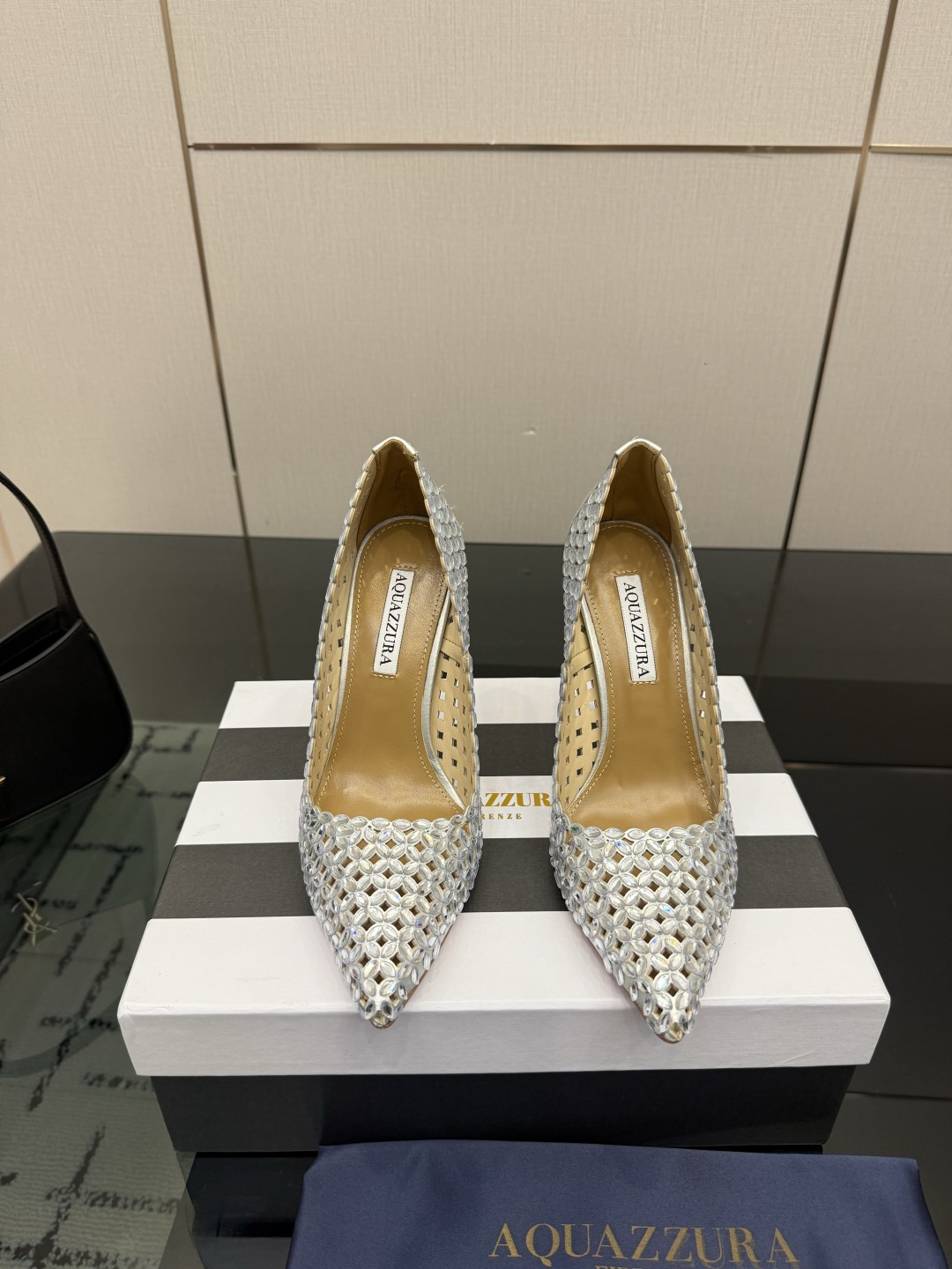 NO:874047,AQUAZZURA Zp original open mold is made with the original custom-made, original open mold Swarovski rhinestone decorative buckle, ultra-glitter outsole, golden iconic pineapple micro-mark, giving the item rich brand connotation and luxurious appearance. Single leather outsole, sheepskin insole. The creation has beautiful and smooth appearance, comfortable and fashionable on the foot, must-have. Rhinestone upper, foot pad: sheepskin outsole, Italian genuine leather outsole, heel height 10cm, shoe size: 35-43  (35.42.43 Customized items are non-refundable), high heels, single shoes, high heels, sheepskin, Leather soles19860909AQUAZZURA Zp 原版开模 采用原版定制制成,原版开模施华洛奇水钻装饰扣,超闪 大底金色标志性菠萝微标赋予单品丰富的品牌内涵与奢华的外观单品真皮大底羊皮鞋垫 创作即外观线条优美流畅又上脚舒适时髦精必入款. 鞋面水钻 脚垫: 羊皮 大底意大利真皮大底 跟高10cm 鞋码: 35-43 (35.42.43定做不退换),高跟鞋单鞋,high heels,sheepskin,Leather soles,Women's Shoes