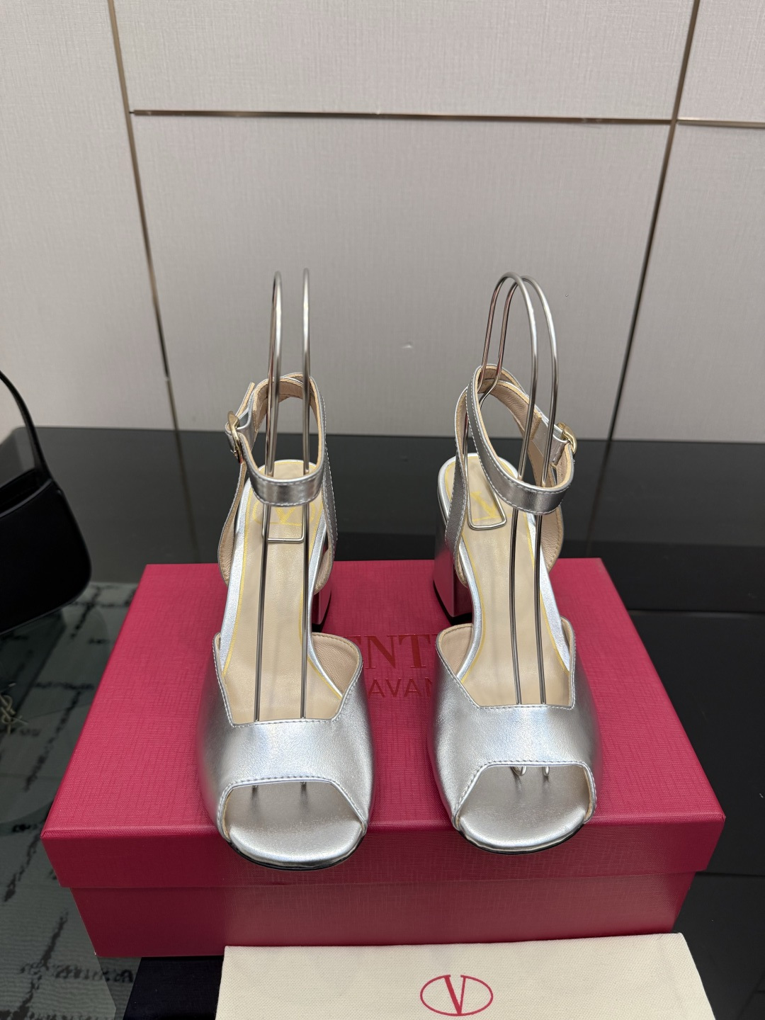 NO:874041,GUCCI26/Early Spring Hot Horsebit Shoes·Category Styles The New Director’s Color and Practical Wear Concepts Every color is super Anchor red with rivets, and the one with the rivets is especially outstanding. It is worthy of being selected as the most outstanding sandals this year. The sandals are super classy ~ versatile and perfect for daily use!  (Correct color, hardware, perfect consistency) Compare the difference between pictures and products on the market. Cowhide upper, imported sheepskin lining, imported genuine leather outsole, size 35-39 (customized at 40.41.42) (full set of packaging), high heels and sandals, gucci, sandals, high heels, cowhide, sheepskin, Leather soles19860909GUCCI26/早春 大热马衔扣鞋·走秀款新总监的色彩与实穿概念每个颜色都超级安可拉红铆钉款更是尤为出众名副其实当选今年最出众凉鞋超有气质～百搭日常着用都是一绝的单品！（正确颜色、五金、完美一致）多对比市面上看图做货的区别哈 鞋面牛皮 内里进口绵羊皮 鞋底进口真皮大底 码数35-39（40.41.42定做）（全套包装）,高跟鞋凉鞋,gucci,sandals,high heels,cowhide,sheepskin,Leather soles,Women's Shoes