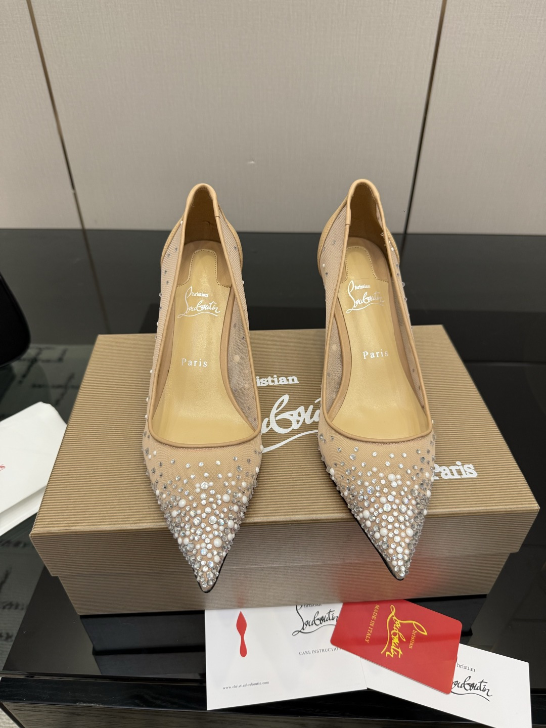 NO:874035,Top version of Christian Louboutin | 2026s original CL new show high heels~ Fashion catwalk red-soled sandals, new red-soled metal and fiery rose high-heeled shoes. There is nothing to say, just a whole beauty crazy #fatal temptation. Upper: beautiful new style, with roses on the toes, sewn from petals to flowers, to the inlay of crystals, all hand-sewn. The upper foot is exquisite and attractive. The material is imported net diamond pearls. The lining is sheepskin. The outsole is original imported top genuine leather outsole.  Size35–42 (35.40.41.42) Customized, non-refundable, heel height 10.5cm, high heels, sandals, high heels, sheepskin, Leather soles19860909顶级版Christian Louboutin | 2026s原版CL全新秀款高跟鞋～ 时装走秀红底凉鞋 新款红底金属跟火红玫瑰高跟鞋 没什么好说的就是一整个美疯#致命的诱惑 鞋面:绝美的新款,盛放足尖上的玫瑰,从花瓣缝制为花朵,在到水晶的镶嵌均全部纯手工缝制 上脚精致逼人 材质进口网钻珍珠 内里羊皮里 大底原版进口顶级真皮大底 Size35–42（35.40.41.42）订做不退换 跟高10.5cm,高跟鞋单鞋,sandals,high heels,sheepskin,Leather soles,Women's Shoes
