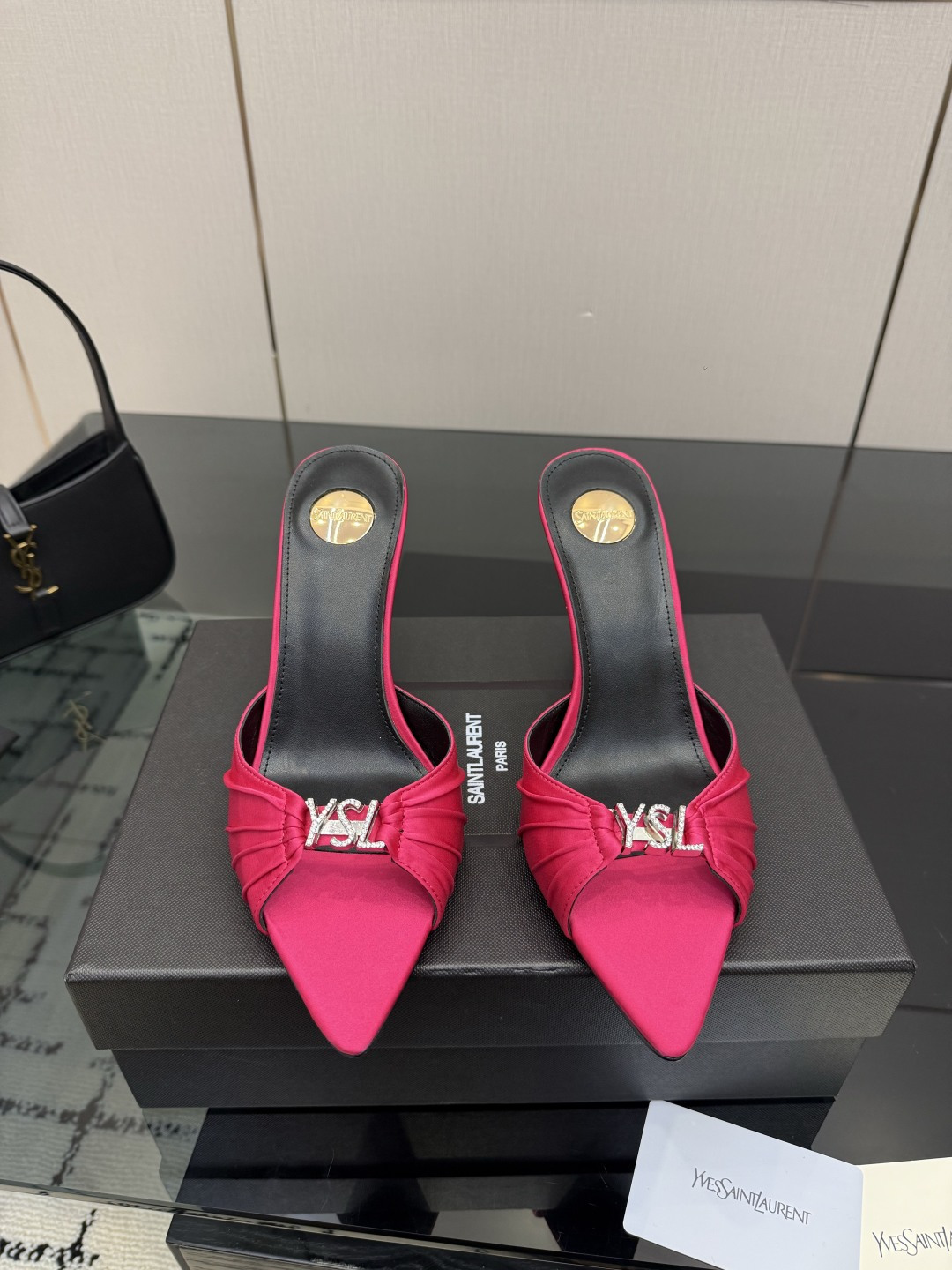 NO:874029,Top-quality Saint Laurent/Yves Saint Laurent LeeYSL sister's beauty is another Saint Laurent in the world. Rose's high-heeled shoes, sandals and slippers are very good at modifying the foot shape, and the luxurious metal chain. In recent years, SLP has become more and more understanding of women in high-heeled shoes and has moved away from the embarrassing design impression of ysl beautiful sandals and slippers. Upper cowhide, silk, sole leather outsole, size 35-42 (40-42 customization is non-returnable and non-exchangeable), high-heeled shoes and slippers, loro  piana,saint laurent,saint laurent,saint laurent,sandals,high heels,slippers,cowhide,real silk,Leather soles19860909顶级品质Saint Laurent / 圣罗兰LeeYSL姐姐的美丽尤物又是人间圣罗兰 Rose同款的高跟鞋凉鞋拖鞋化很好修饰脚型,奢华金属链 这几年SLP是在高跟鞋越来越懂女人了朝摒奔了款的尴尬设计印象ysl绝美凉鞋拖鞋 鞋面牛皮,真丝 鞋底真皮大底 尺码35-42(40-42定制不退不换),高跟鞋拖鞋,loro piana,saint laurent,saint laurent,saint laurent,sandals,high heels,slippers,cowhide,real silk,Leather soles,Women's Shoes