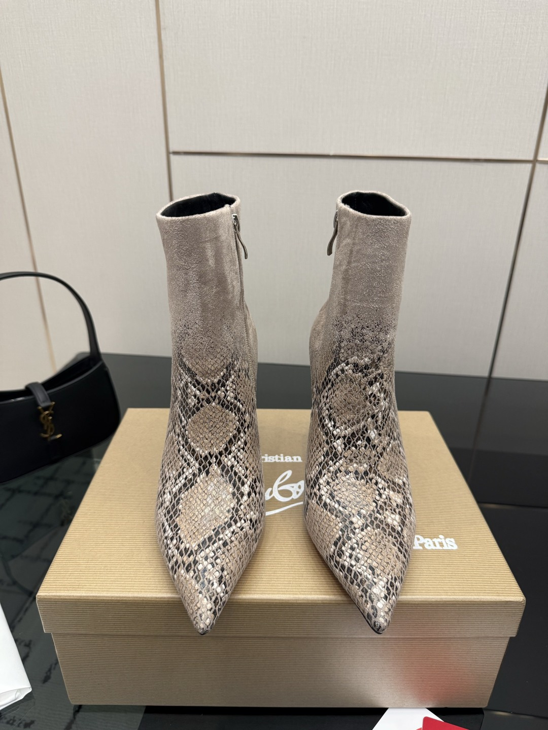 NO:874017,Christian Loubottin's new high-heeled short boots come with high-end high-heeled shoes. 26 The latest red-soled shoes are ordinary wherever you put them, but they are amazing once you put them on!  CL's red-soled shoes have fascinated many people. They are silently sexy and the sparkling rhinestones make them look like fairies. Who can resist a pair of romantic and atmospheric high heels!  Imported cowhide for the upper, sheepskin for the feet, genuine leather outsole, heel height 10cm, size 35~39 (40.41.42 custom made, non-returnable, non-exchangeable), boots, christian louboutin, bottega veneta, boots, high heels, cowhide, sheepskin, Leather soles19860909Christian Loubottin 新款高跟短靴 自带高级感高跟鞋 26最新款红底鞋 放在哪里平平无奇,一上脚绝了！CL的红底鞋让很多人痴迷,无言的性感,亮闪闪的水钻妥妥的仙女本仙,谁能拒绝一双浪漫又有氛围感的高跟鞋！ 鞋面进口牛皮 垫脚羊皮 大底真皮大底 跟高10cm 码数35~39（40.41.42定做不退不换）,靴子,christian louboutin,bottega veneta,boots,high heels,cowhide,sheepskin,Leather soles,Women's Shoes