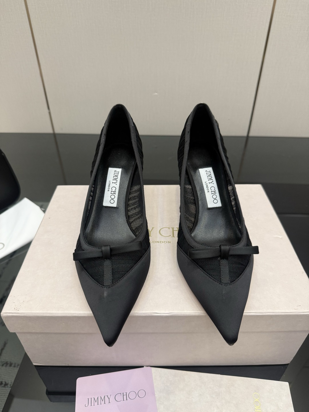 NO:874002,Jimmy Choo/Jimmy Choo JC26WF new product, bow pointed toe flat high-heeled shoes, Jimmy Choo spring and summer fairy shoes, silk mesh with hazy soft light, three-dimensional bow full of tenderness, pointed toe quietly elongates the calf line, flat bottom is not tiring to walk all day long, the body of the shoe is as light as stepping on clouds, paired with a gauze skirt, it is the white moonlight in the world, paired with a suit, you can instantly become an intellectual lady, you can easily control it on dates and commutes, and the details are full of high-end texture  They are the pair of fairy shoes that are missing in the shoe cabinet. They bring a gentle atmosphere when worn. This year's most exciting flat shoes, you can't go wrong when you close your eyes. The fabric is made of original customized materials. The lining and toes are all sheepskin. The heel is high and flat/6.5cm/8.5cm. The genuine leather outsole imported from Italy size 35-39 (customized for 40/41) No. 81520260531, single shoes, jimmy choo, jimmy choo, high  heels,skirts,business suit,sheepskin,real silk,Leather soles19860909Jimmy Choo/吉米周JC26WF新品 蝴蝶结尖头平底高跟鞋单鞋 吉米周春夏仙女本命鞋 真丝网纱漾着朦胧柔光 立体蝴蝶结缀满温柔 尖头悄悄拉长小腿线条 平底暴走一整天都不累 鞋身轻盈得像踩云朵 配纱裙是人间白月光 搭西装秒变知性大小姐 约会通勤都能轻松驾驭 细节拉满高级质感 是鞋柜里缺的那双仙鞋 穿上自带温柔氛围感 今年最心动的平底单鞋 闭眼入绝对不会出错 面料采用原版定制材质 内里踮脚均为羊皮 跟高平底/6.5cm/8.5cm 意大利进口真皮大底 size35-39（40/41定制） 编号81520260531,单鞋,jimmy choo,jimmy choo,high heels,skirts,business suit,sheepskin,real silk,Leather soles,Women's Shoes
