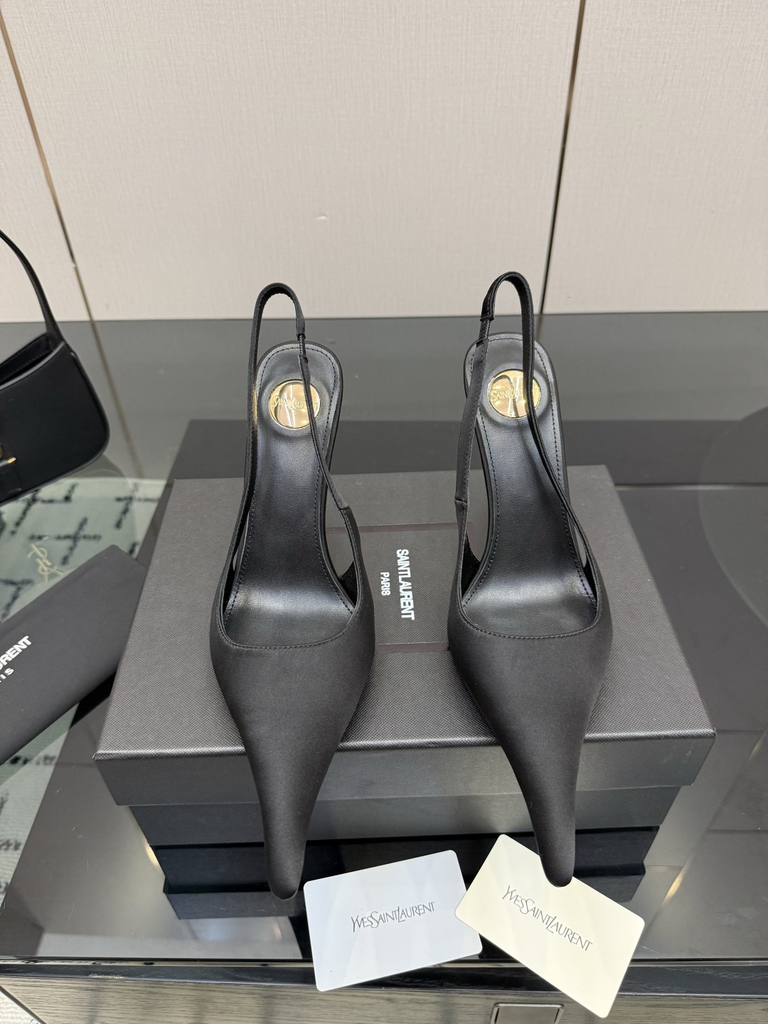 NO:876562,Yves Saint Laurent | Beautiful high heels 26 spring style Who can refuse YSL high heels, known as the magic of killing men, you deserve it. Fabric patent leather, silk lining sheepskin sole cowhide elegant style creates a different feeling heel height 10.5cm counter packaging simple temperament style!  size. |35-39 (40 41 42 customized), high heels sandals, saint laurent, saint laurent, sandals, high heels, cowhide, sheepskin, real silk19860909圣罗兰 |绝美高跟  26春款 谁能拒绝ysl高跟鞋,号称斩男神奇,你值得拥有 面料 漆皮,真丝 内里 羊皮 鞋底 牛皮 优雅风格 创造不一样的感觉 跟高 10.5cm 专柜包装 简约气质款式！ size. ｜35-39（40 41 42 定制）,高跟鞋凉鞋,saint laurent,saint laurent,sandals,high heels,cowhide,sheepskin,real silk,Women's Shoes