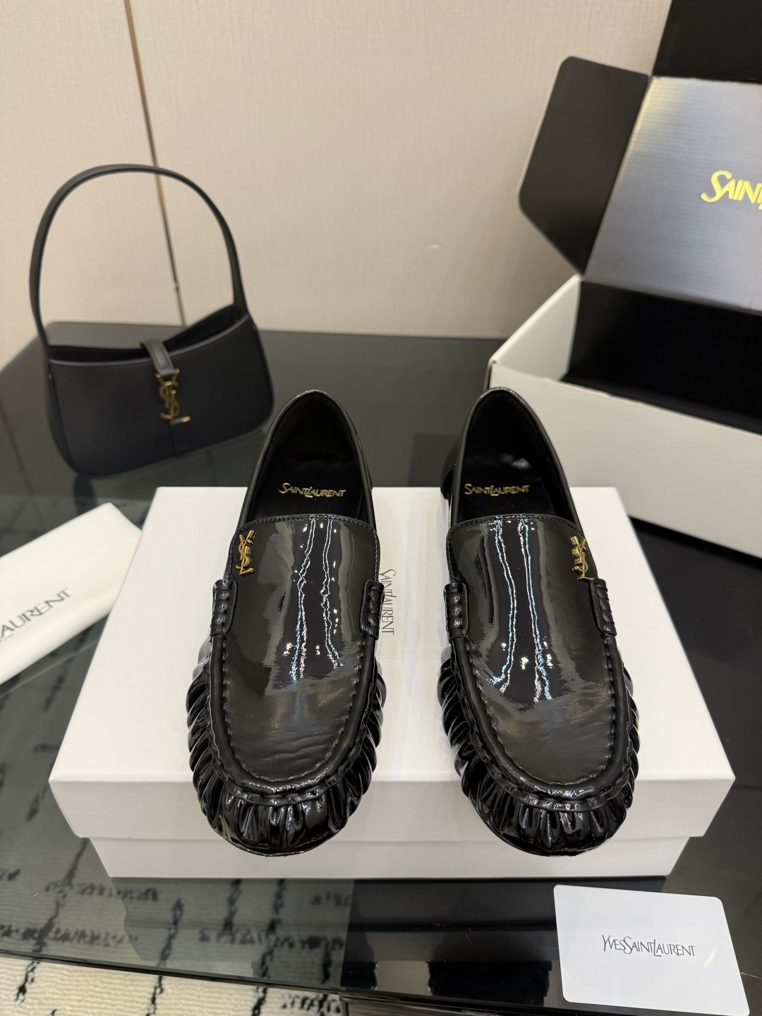 NO:889277,New layout Saint Lauren*YSL Saint Laurent 26ss new product YSL small logo loafers. The iconic small logo is the soul of this pair of shoes. It is presented on the shoe body in a low-key and delicate manner. Different from the big and flamboyant logo, it is quiet but eye-catching. It outlines YSL's unique fashion DNA with simple lines and inadvertently reveals the brand's profound heritage. The classic almond-shaped design of the toe cleverly modifies the foot shape and visually lengthens the foot line.  Shows elegance and elegance. Whether it is paired with simple wide-leg pants or a playful short skirt, it can be easily controlled to show the charm of different styles and become the finishing touch in the look. The fabric is made of original customized open edge beads and patent leather. The inner pads are all sheepskin. The Italian imported leather outsole size35-43 (34 40.41.42.43 customized), loafers, saint laurent, saint laurent, saint  laurent,loafers,skirts,sheepskin,leather soles19860909新版面 Saint Lauren*YSL圣罗兰26ss新品 YSL小logo乐福鞋单鞋 标志性的小logo是这双鞋的灵魂所在 以低调而精致的姿态呈现于鞋身之上. 不同于张扬的大标识 它安静却醒目 用简洁线条勾勒出YSL独有的时尚DNA 在不经意间透露出品牌的深厚底蕴 鞋头的经典杏仁形设计 巧妙修饰脚型 在视觉上拉长足部线条 彰显优雅与秀气 . 无论是搭配简约阔腿裤 还是俏皮小短裙 都能轻松驾驭 展现不同风格魅力 成为造型中的点睛之笔. 面料采用原版定制开边珠,漆皮 内里垫脚均为羊皮 意大利进口真皮大底 size35-43（34 40.41.42.43定制）,乐福鞋,saint laurent,saint laurent,saint laurent,loafers,skirts,sheepskin,Leather soles,Women's Shoes
