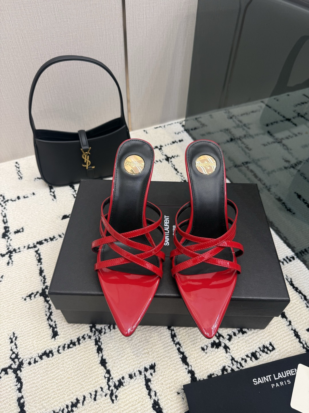 NO:889252,Saint Laurent / YSL Saint Laurent metal letter logo high-heeled sandals YSL sister's beautiful high-heeled shoes are the same style as Saint Laurent Rose's small square toe. The high-heeled shoes are very good at modifying the foot shape, and the luxurious metal chain. In recent years, SLP has become more and more understanding of women in high-heeled shoes, and has eliminated the embarrassing design impression of waterproof platform models. YSL's beautiful wedge heel fish mouth. The upper is cow patent leather, silk. The sole is genuine leather. The heel height is about 10.5cm.  Size 35-42 (40, 41, 42 customized, non-refundable and non-exchangeable), high heels and slippers, loro piana, saint laurent, saint laurent, saint laurent, sandals, high heels, slippers, real silk, Leather soles19860909Saint Laurent / YSL圣罗兰金属字母logo高跟凉鞋 YSL姐姐的美丽尤物高跟鞋 又是人间圣罗兰 Rose同款的小方头 高跟鞋化很好修饰脚型,奢华金属链 这几年SLP是在高跟鞋越来越懂女人了摒奔了防水台款的尴尬设计印象ysl绝美坡跟鱼嘴 鞋面牛漆皮, 真丝 鞋底真皮大底 跟高约10.5cm 码数35-42（40、41、42定制不退不换）,高跟鞋拖鞋,loro piana,saint laurent,saint laurent,saint laurent,sandals,high heels,slippers,real silk,Leather soles,Women's Shoes