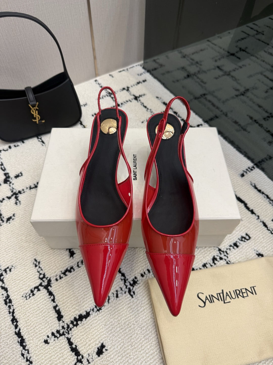 NO:889300,Top quality Saint Laurent/Yves Saint Laurent LeeYSL sister's beauty is another Saint Laurent in the world. Rose's high-heeled shoes, sandals and slippers are very good at modifying the foot shape, and the luxurious metal chain. In recent years, SLP has become more and more understanding of women in high-heeled shoes and has moved away from the embarrassing design impression of ysl beautiful sandals and slippers. Patent leather film on the vamp. Genuine leather outsole. Size 35-42 (40-42 customization is non-returnable and non-exchangeable), sandals, loro  piana,saint laurent,saint laurent,saint laurent,sandals,high heels,slippers,Leather soles19860909顶级品质Saint Laurent / 圣罗兰LeeYSL姐姐的美丽尤物又是人间圣罗兰 Rose同款的高跟鞋凉鞋拖鞋化很好修饰脚型,奢华金属链 这几年SLP是在高跟鞋越来越懂女人了朝摒奔了款的尴尬设计印象ysl绝美凉鞋拖鞋 鞋面对版漆皮胶片 鞋底真皮大底 尺码35-42(40-42定制不退不换),凉鞋,loro piana,saint laurent,saint laurent,saint laurent,sandals,high heels,slippers,Leather soles,Women's Shoes
