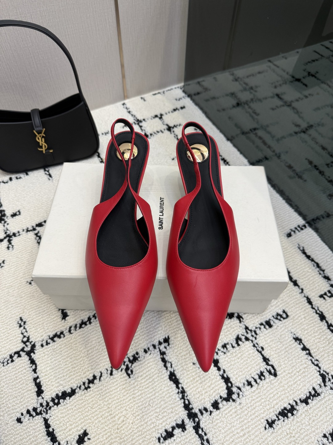 NO:882814,Top-quality Saint Laurent/Yves Saint Laurent LeeYSL sister's beauty is another Saint Laurent in the world. Rose's high-heeled shoes, sandals and slippers are very good at modifying the foot shape, and the luxurious metal chain. In recent years, SLP has become more and more understanding of women in high-heeled shoes and has moved away from the embarrassing design impression of ysl's beautiful sandals and slippers. Patent leather film on the vamp. Genuine leather outsole. Size 35-42 (40-42 customization is non-returnable and non-exchangeable), high-heeled sandals, loro  piana,saint laurent,saint laurent,saint laurent,sandals,high heels,slippers,Leather soles19860909顶级品质Saint Laurent / 圣罗兰LeeYSL姐姐的美丽尤物又是人间圣罗兰 Rose同款的高跟鞋凉鞋拖鞋化很好修饰脚型,奢华金属链 这几年SLP是在高跟鞋越来越懂女人了朝摒奔了款的尴尬设计印象ysl绝美凉鞋拖鞋 鞋面对版漆皮胶片 鞋底真皮大底 尺码35-42(40-42定制不退不换),高跟鞋凉鞋,loro piana,saint laurent,saint laurent,saint laurent,sandals,high heels,slippers,Leather soles,Women's Shoes
