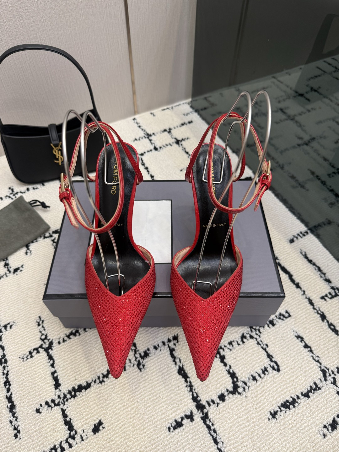 NO:889312,(No refunds, only code exchanges) TOM FORD pointed toe fashion show high heels, 10.5mm stiletto heel design, with branded metal decorative accessories. Original heel molding, the heel is the most distinctive highlight this year, full metal paint and gold plating, first-class texture. Every stitch and line shows the craftsman's ingenious shoe making concept. Full of fashion sense. Made entirely of genuine leather, full of texture. Upper, rhinestones, lining, leather trim, goatskin sole.  Leather insole and sole, original hardware, customized 1:1, heel height 10.5cm, size 35-39 (40.41.42. Customization is not returnable), sandals, tom ford, sandals, high heels, sheepskin, gold plating19860909（不退只换码） TOM FORD尖头时装秀场高跟鞋 10.5毫米细高跟设计 搭配品牌金属装饰配件. 原版跟开模具,鞋跟是今年最具特色的一个亮点, 全金属烤漆镀金,质感一流 一针一线尽显匠人匠心的做鞋理念 满满的时尚感 全真皮制作,质感满满 鞋面 水钻 衬里 皮革 边饰 山羊皮 鞋底 皮革内底和鞋底 五金原版定制1比1 跟高10.5cm 尺寸35-39（40.41.42.定制不退换）,凉鞋,tom ford,sandals,high heels,sheepskin,gold plating,Women's Shoes