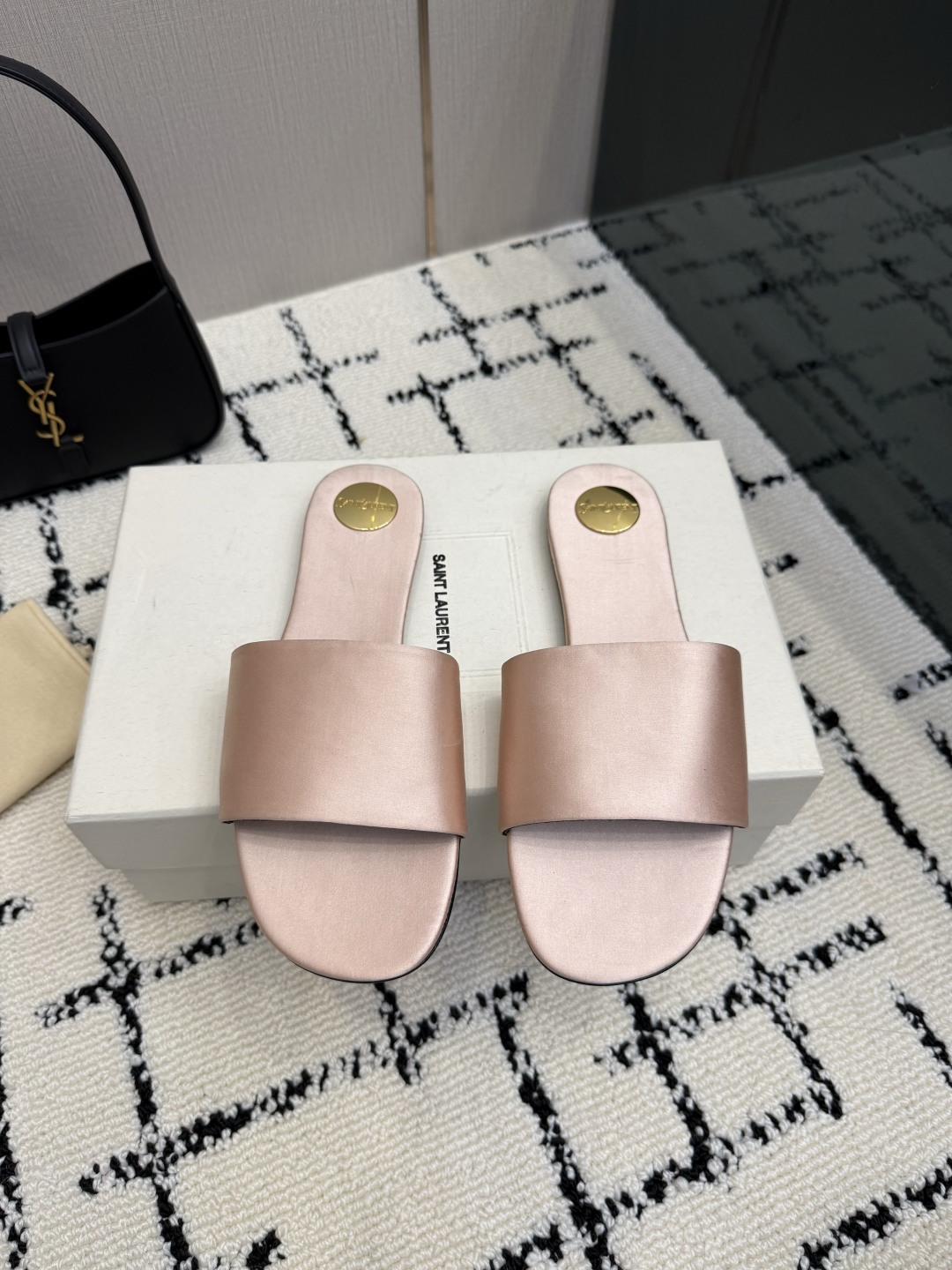 NO:889307,The top version of the Saint Laurent Paris show is updated simultaneously. The leopard print slippers are really beautiful. Saint Laurent Yves Saint Laurent pointed toe leaky high heels. The wood grain heels really highlight the clean and minimalist style. Customized silk uppers, threaded cloth, sheepskin lining, sheepskin foot pads, genuine leather soles. Original packaging. Code number 35-39. (40 customized), slippers, saint laurent, saint laurent, high heels, slippers, sheepskin, real silk19860909顶级版本 Saint Laurent巴黎秀场同步更新 豹纹拖鞋真的太好看啦 Saint Laurent 圣罗兰尖头漏趾高跟鞋 木纹鞋跟真的充分突显利落极简 鞋面定制真丝,螺纹布 内里羊皮 垫脚羊皮 鞋底真皮 包装原版包装 码数35-39.（40定制）,拖鞋,saint laurent,saint laurent,high heels,slippers,sheepskin,real silk,Women's Shoes