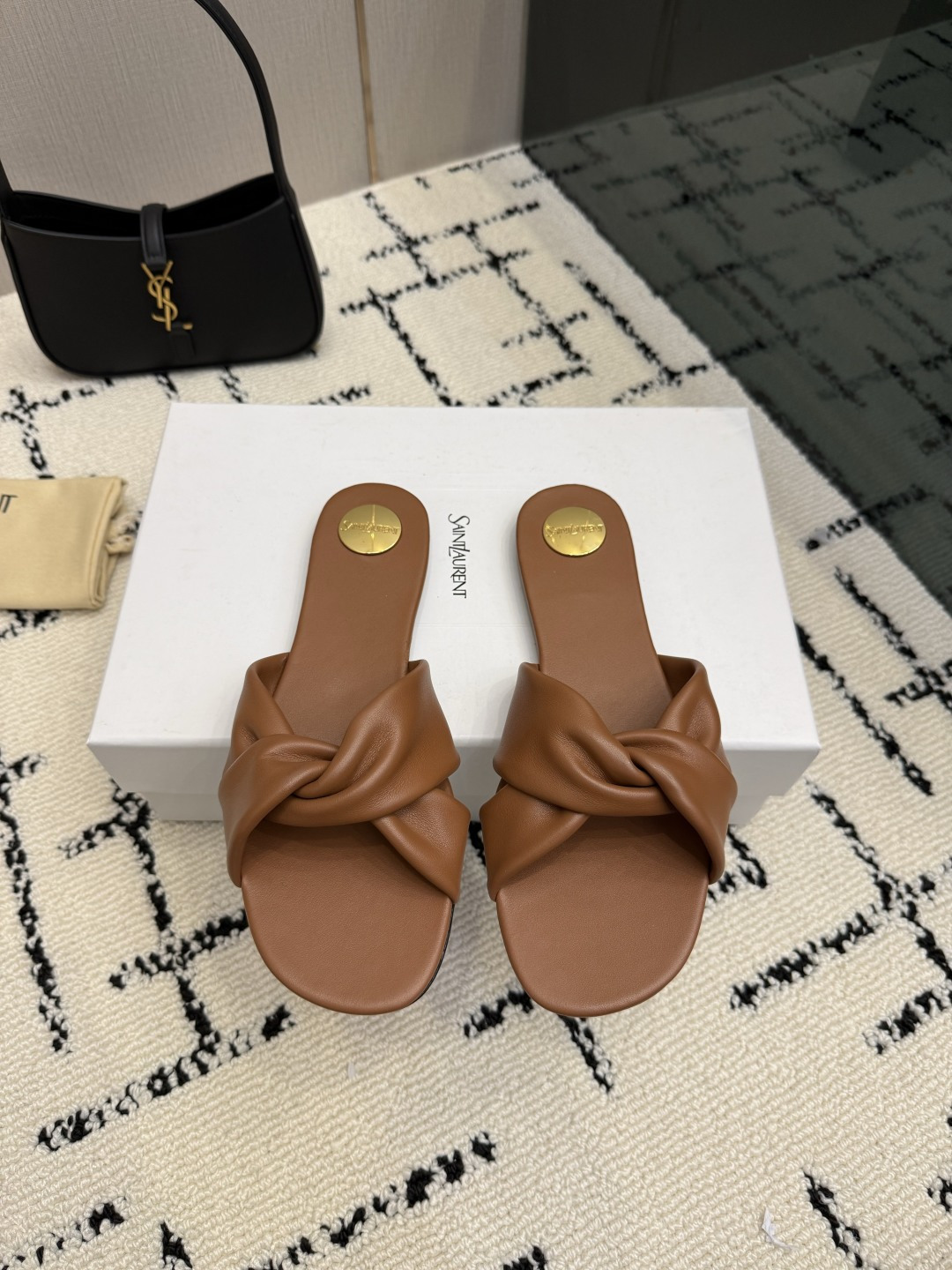 NO:882808,The top version of the Saint Laurent Paris show is updated simultaneously. The leopard print slippers are really beautiful. Saint Laurent Saint Laurent pointed toe leaky high heels. The wood grain heels really fully highlight the clean and minimalist style. Customized sheepskin upper, sheepskin lining, sheepskin sole, genuine leather packaging. Original packaging. Code number 35-39. (40.41 customized), slippers, saint laurent, saint laurent, high heels, slippers, sheepskin19860909顶级版本 Saint Laurent巴黎秀场同步更新 豹纹拖鞋真的太好看啦 Saint Laurent 圣罗兰尖头漏趾高跟鞋 木纹鞋跟真的充分突显利落极简 鞋面定制羊皮 内里羊皮 垫脚羊皮 鞋底真皮 包装原版包装 码数35-39.（40.41定制）,拖鞋,saint laurent,saint laurent,high heels,slippers,sheepskin,Women's Shoes