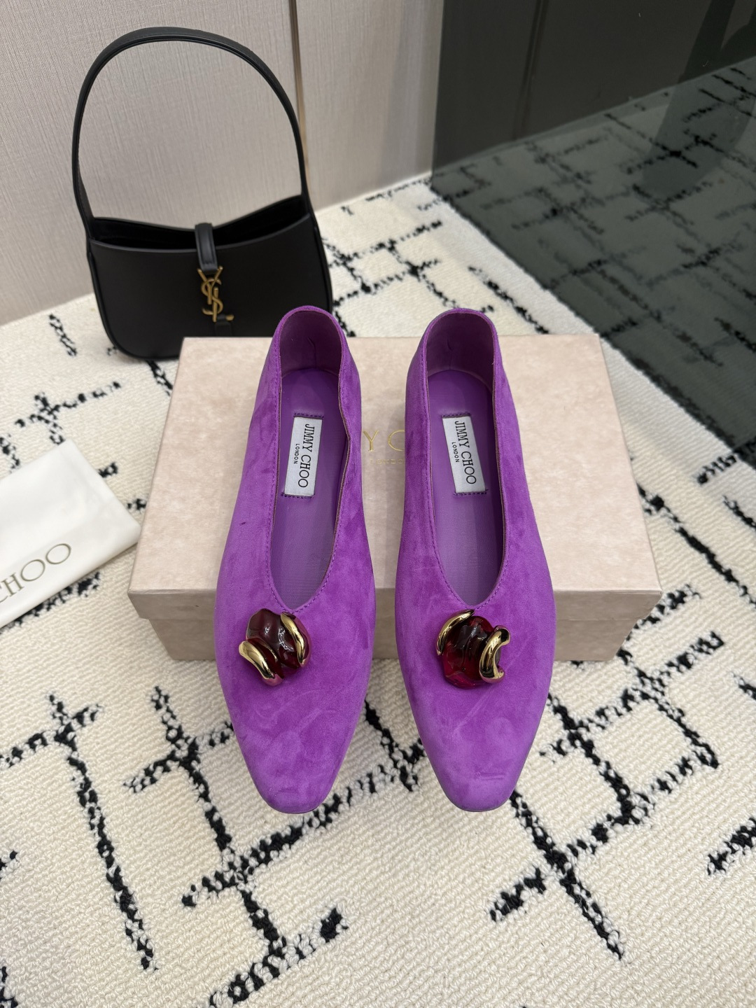 NO:882794,Jimmy Choo/Jimmy Choo JC26WF new product high heels Jimmy Choo spring and summer fairy shoes. The pointed toe quietly lengthens the calf line. The flat bottom is not tired all day long. The shoe body is as light as stepping on clouds. Paired with a gauze skirt, it is the white moonlight in the world. Pair it with a suit and instantly become an intellectual lady. It can be easily controlled on dates and commutes. The details are full of high-end texture. It is the pair of fairy shoes missing in the shoe cabinet. It has a gentle atmosphere when worn. This year's most exciting flat shoes  You can't go wrong if you close your eyes. The fabric is made of original custom-made Yangjing. The inside of the tiptoe is made of sheepskin. The genuine leather outsole imported from Italy size 35-39 (customized 40/41/42), single shoes, jimmy choo, jimmy choo, high heels, skirts, business suit, sheepskin, sheep, Leather soles19860909Jimmy Choo/吉米周JC26WF新品 高跟鞋 吉米周春夏仙女本命鞋 尖头悄悄拉长小腿线条 平底暴走一整天都不累 鞋身轻盈得像踩云朵 配纱裙是人间白月光 搭西装秒变知性大小姐 约会通勤都能轻松驾驭 细节拉满高级质感 是鞋柜里缺的那双仙鞋 穿上自带温柔氛围感 今年最心动的平底单鞋 闭眼入绝对不会出错 面料采用原版定制羊京 内里踮脚均为羊皮 意大利进口真皮大底 size35-39（40/41/42定制）,单鞋,jimmy choo,jimmy choo,high heels,skirts,business suit,sheepskin,sheep,Leather soles,Women's Shoes