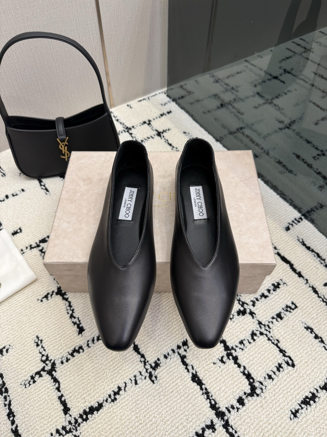 NO:882799,Jimmy Choo/Jimmy Choo JC26WF new high-heeled shoes Jimmy Choo spring and summer fairy shoes. The pointed toe quietly lengthens the calf line. The flat bottom is not tired when you walk all day long. The shoe body is as light as stepping on clouds. Paired with a gauze skirt, it is the white moonlight in the world. Pair it with a suit and become an intellectual lady in an instant. It can be easily managed on dates and commutes. The details are full of high-end texture. They are the pair of fairy shoes missing in the shoe cabinet. They have a gentle atmosphere when they are worn. You will never go wrong when you close your eyes. The fabric is made of original custom cowhide.  The inner tiptoe is made of sheepskin, Italian imported genuine leather outsole size 35-39 (customized 40/41/42), single shoes, jimmy choo, jimmy choo, high heels, skirts, business suit, cowhide, sheepskin, Leather soles19860909Jimmy Choo/吉米周JC26WF新品 高跟鞋 吉米周春夏仙女本命鞋 尖头悄悄拉长小腿线条 平底暴走一整天都不累 鞋身轻盈得像踩云朵 配纱裙是人间白月光 搭西装秒变知性大小姐 约会通勤都能轻松驾驭 细节拉满高级质感 是鞋柜里缺的那双仙鞋 穿上自带温柔氛围感 闭眼入绝对不会出错 面料采用原版定制牛皮 内里踮脚均为羊皮 意大利进口真皮大底 size35-39（40/41/42定制）,单鞋,jimmy choo,jimmy choo,high heels,skirts,business suit,cowhide,sheepskin,Leather soles,Women's Shoes