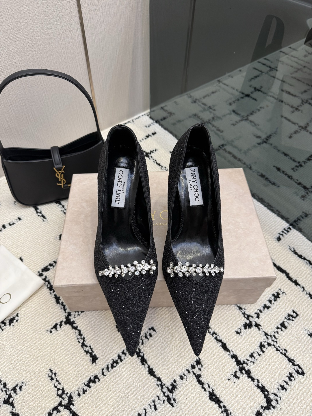 NO:882803,Jimmy Choo/Jimmy Choo JC26WF new high-heeled shoes Jimmy Choo spring and summer fairy shoes. The pointed toe quietly lengthens the calf line. The flat bottom is not tired all day long. The shoe body is as light as stepping on clouds. Paired with a gauze skirt, it is the white moonlight in the world. Wear it with a suit and become an intellectual lady. It can be easily controlled on dates and commutes. The details are full of high-end texture. They are the pair of fairy shoes missing in the shoe cabinet. Wearing them has a gentle atmosphere. This year's most heart-warming shoes, you can never go wrong with your eyes closed.  The fabric is made of original customized material. The lining and toes are made of sheepskin. The heel height is 9cm. The genuine leather outsole imported from Italy is size 35-39 (customized 40/41/42). Single shoes, jimmy choo, jimmy choo, high heels, skirts, business suit, sheepskin, Leather soles19860909Jimmy Choo/吉米周JC26WF新品 高跟鞋 吉米周春夏仙女本命鞋 尖头悄悄拉长小腿线条 平底暴走一整天都不累 鞋身轻盈得像踩云朵 配纱裙是人间白月光 搭西装秒变知性大小姐 约会通勤都能轻松驾驭 细节拉满高级质感 是鞋柜里缺的那双仙鞋 穿上自带温柔氛围感 今年最心动的单鞋 闭眼入绝对不会出错 面料采用原版定制材质 内里踮脚均为羊皮 跟高9cm 意大利进口真皮大底 size35-39（40/41/42定制）,单鞋,jimmy choo,jimmy choo,high heels,skirts,business suit,sheepskin,Leather soles,Women's Shoes