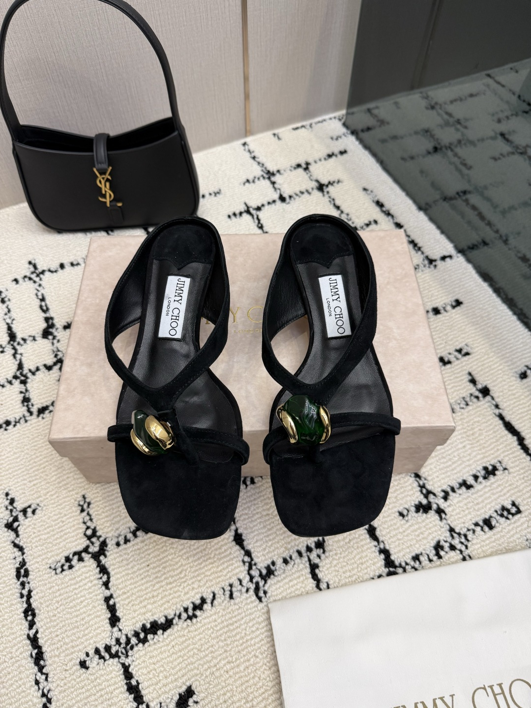 NO:882784,Jimmy Choo/Jimmy Choo JC26WF new high-heeled shoes Jimmy Choo spring and summer fairy shoes. The pointed toe quietly lengthens the calf line. The flat bottom is not tired all day long. The shoe body is as light as stepping on clouds. Paired with a gauze skirt, it is the white moonlight in the world. Wear it with a suit and become an intellectual lady. It can be easily controlled on dates and commutes. The details are full of high-end texture. They are the pair of fairy shoes missing in the shoe cabinet. Wearing them has a gentle atmosphere. This year's most heart-warming shoes, you can never go wrong with your eyes closed.  The fabric is made of original custom-made material. The lining is made of sheepskin. The genuine leather outsole imported from Italy is size 35-39 (customized 40/41/42), split-toe shoes, jimmy choo, jimmy choo, high heels, skirts, business suit, sheepskin, Leather soles.19860909Jimmy Choo/吉米周JC26WF新品 高跟鞋 吉米周春夏仙女本命鞋 尖头悄悄拉长小腿线条 平底暴走一整天都不累 鞋身轻盈得像踩云朵 配纱裙是人间白月光 搭西装秒变知性大小姐 约会通勤都能轻松驾驭 细节拉满高级质感 是鞋柜里缺的那双仙鞋 穿上自带温柔氛围感 今年最心动的单鞋 闭眼入绝对不会出错 面料采用原版定制材质 内里踮脚均为羊皮 意大利进口真皮大底 size35-39（40/41/42定制）,分趾鞋,jimmy choo,jimmy choo,high heels,skirts,business suit,sheepskin,Leather soles,Women's Shoes