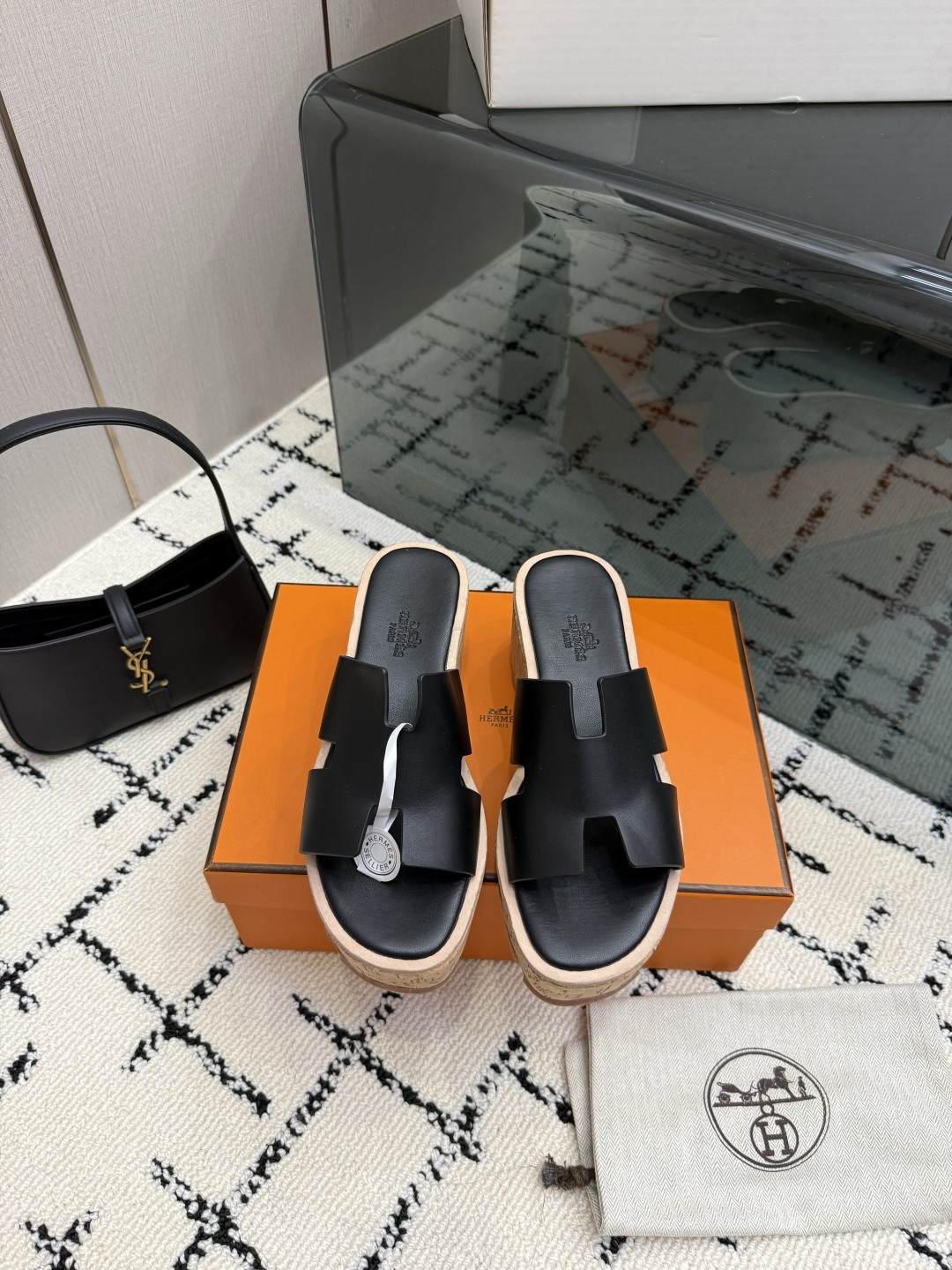 NO:889634,Hermes 2026 spring and summer new color classic Santorini color-blocked thong women's shoes H family open-toed sandals Material upper imported sheep leather + water-dyed cowhide lining + Italian genuine leather outsole Size: 34-43 (34.40.41.42.43 customization is not returnable), slippers, hermes, hermes, sandals, slippers, cowhide, sheep, Leather soles19860909爱马仕 Hermes 2026春夏新色经典款 Santorini 拼色工字拖女鞋 H家露趾凉鞋 材质鞋面进口羊猄皮+水染牛皮内里+意大利真皮大底 Size: 34-43(34.40.41.42.43定制不退换）,拖鞋,hermes,hermes,sandals,slippers,cowhide,sheep,Leather soles,Women's Shoes