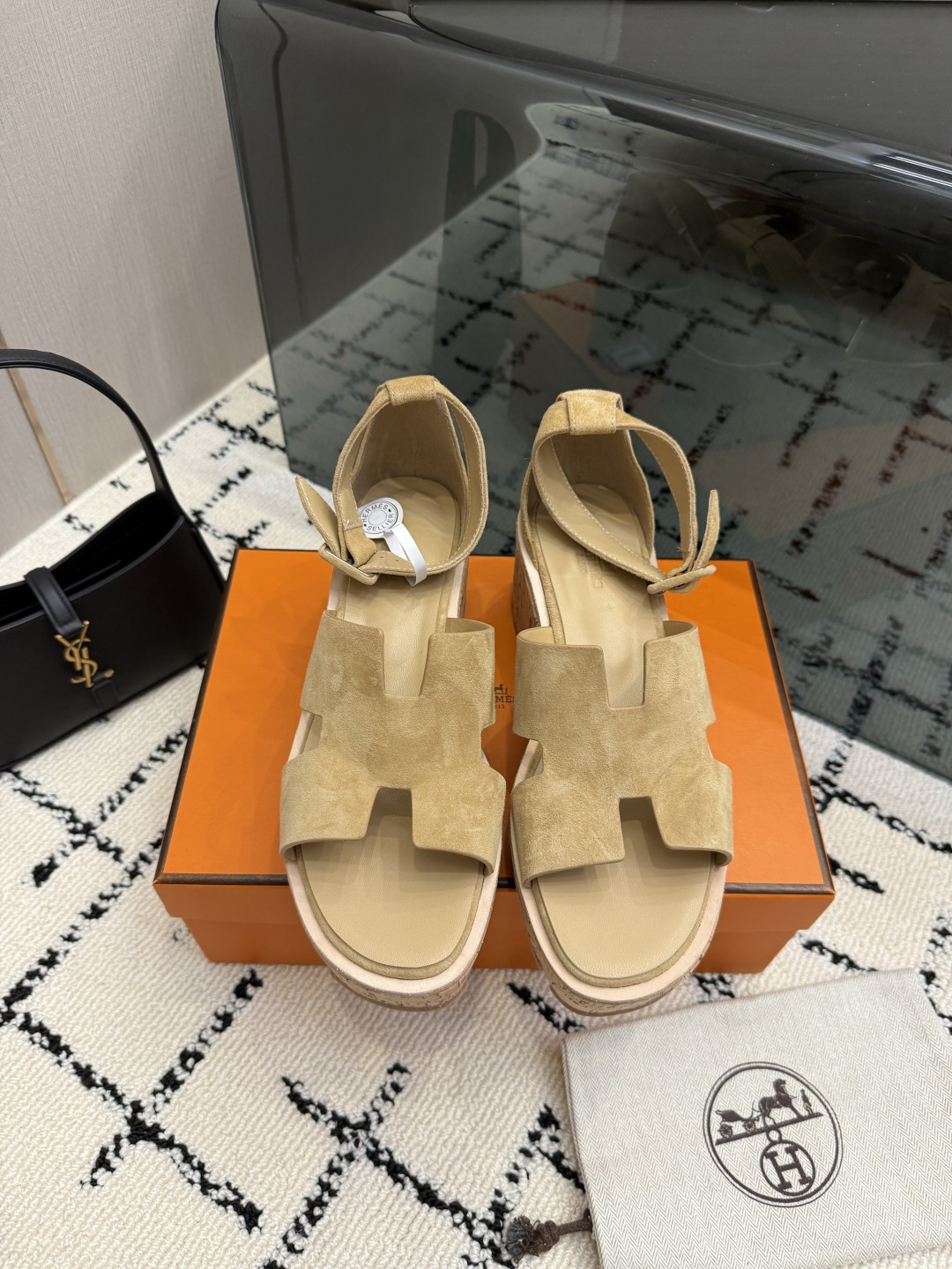 NO:903163,Hermes 2026 spring and summer new color classic Santorini color-blocked thong women's shoes H family open-toed sandals Material upper imported sheep leather + water-dyed cowhide lining + Italian genuine leather outsole Size: 34-43 (34.40.41.42.43 customization is not returnable), high-heeled sandals, hermes, hermes, sandals, high heels, cowhide, sheep, Leather soles19860909爱马仕 Hermes 2026春夏新色经典款 Santorini 拼色工字拖女鞋 H家露趾凉鞋 材质鞋面进口羊猄皮+水染牛皮内里+意大利真皮大底 Size: 34-43(34.40.41.42.43定制不退换）,高跟鞋凉鞋,hermes,hermes,sandals,high heels,cowhide,sheep,Leather soles,Women's Shoes