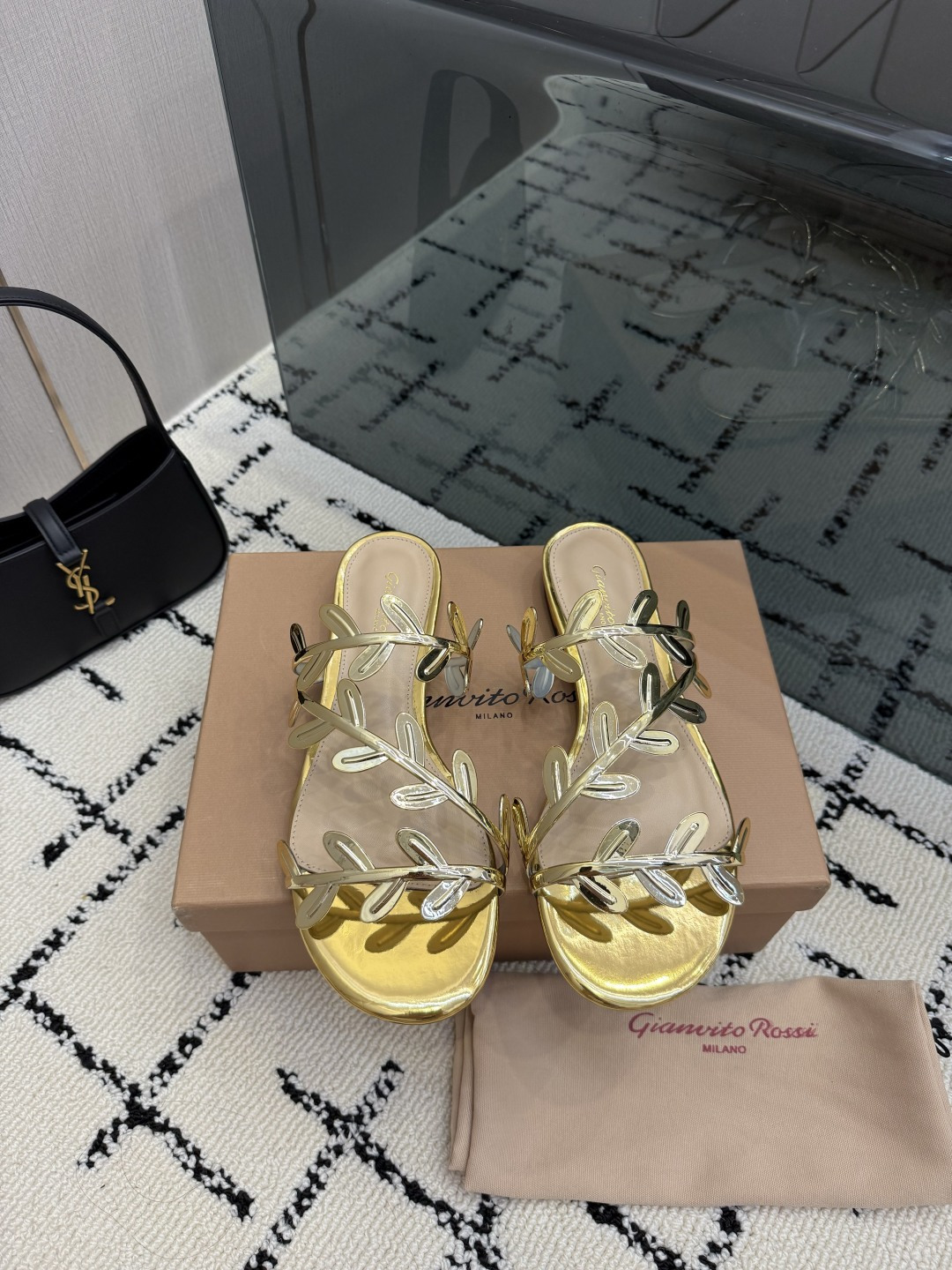 NO:889629,gianvito rossi 2026 new slippers Original development Top version Purchasing quality This pair of slippers decorated with patent leather leaves is like a beautiful poem in summer. The pointed toe design is elegant and charming, highlighting the graceful lines of the feet. The patent leather shines with luster, highlighting quality and fashion. Wearing them, every step seems to tell a romantic story and become a beautiful scenery on the street. _______________________ * Full package. * Original custom patent leather upper * Foot pads Sheepskin *  Sole: Italian genuine leather outsole * Size: 35-43 (40, 41, 42, 43 are customized and non-returnable), slippers, slippers, sheepskin, Leather soles19860909gianvito rossi 2026年新款拖鞋 原版开发 顶级版本 代购品质 这双漆皮叶子装饰拖鞋,宛如夏日里的一首优美诗篇.尖头设计优雅迷人,凸显脚部线条的优美.漆皮闪耀着光泽,彰显品质与时尚.穿上它,每一步都似在诉说着浪漫的故事,成为街头的一道亮丽风景. _____________________________ * 全套包装. * 鞋面原版定制漆皮 * 垫脚 羊皮 * 鞋底 意大利真皮大底 * 码数:35－43（40 41 42 43定做不退换）,拖鞋,slippers,sheepskin,Leather soles,Women's Shoes
